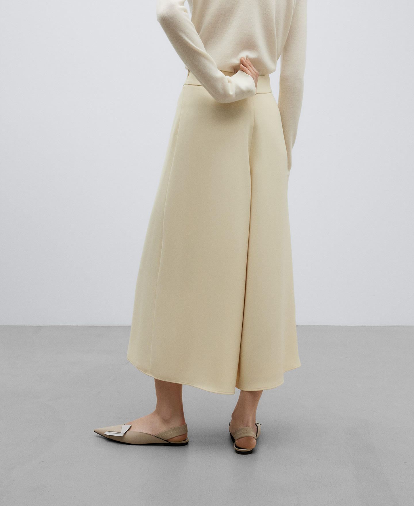 Beige cropped trousers woman image number 2