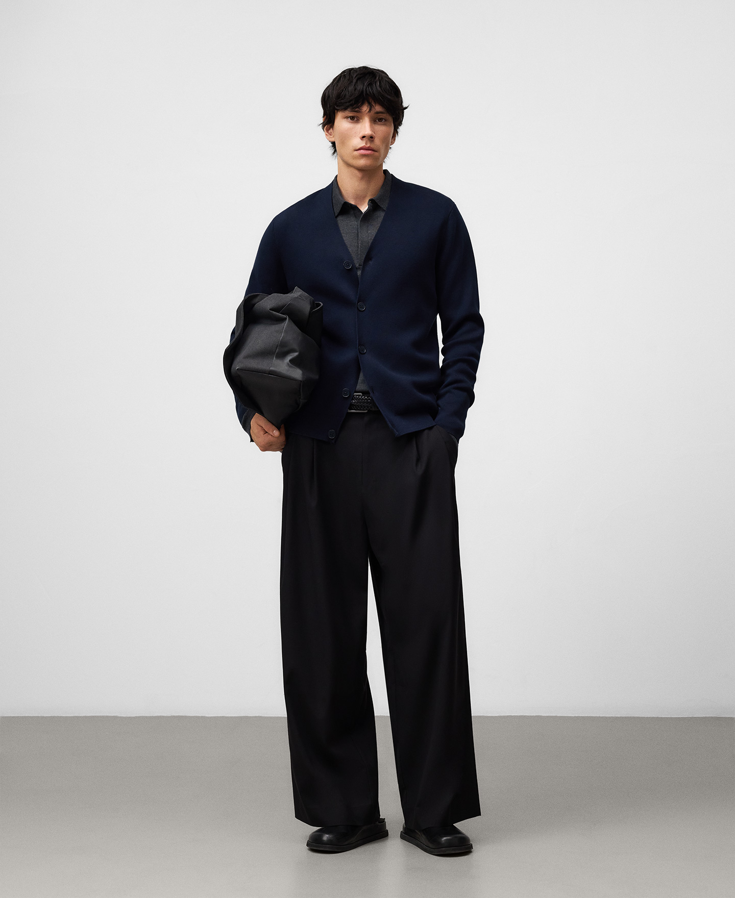 Cardigan en maille col en V pour homme image number 1