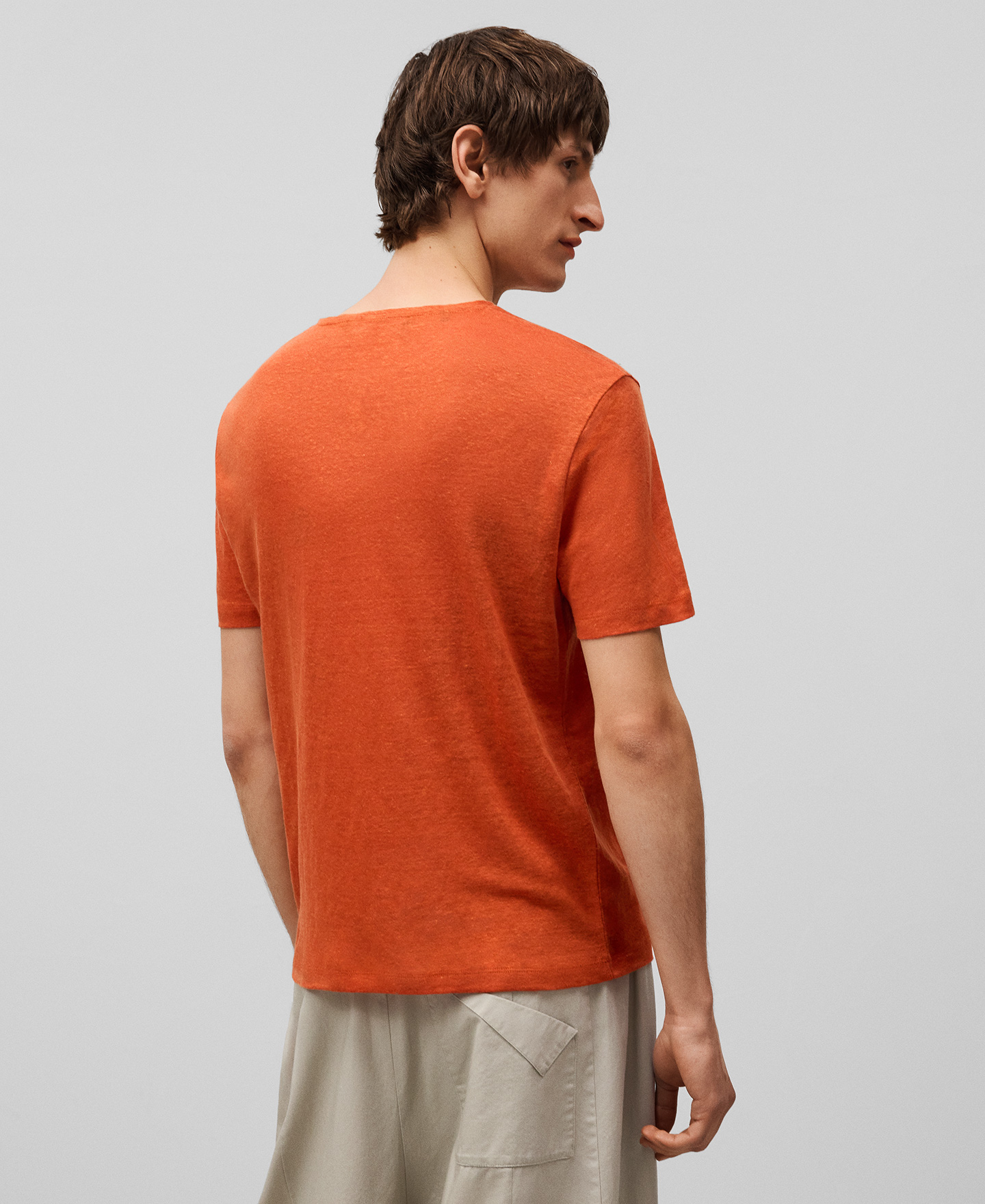 Camisola regular fit em linho europeu para homem image number 2