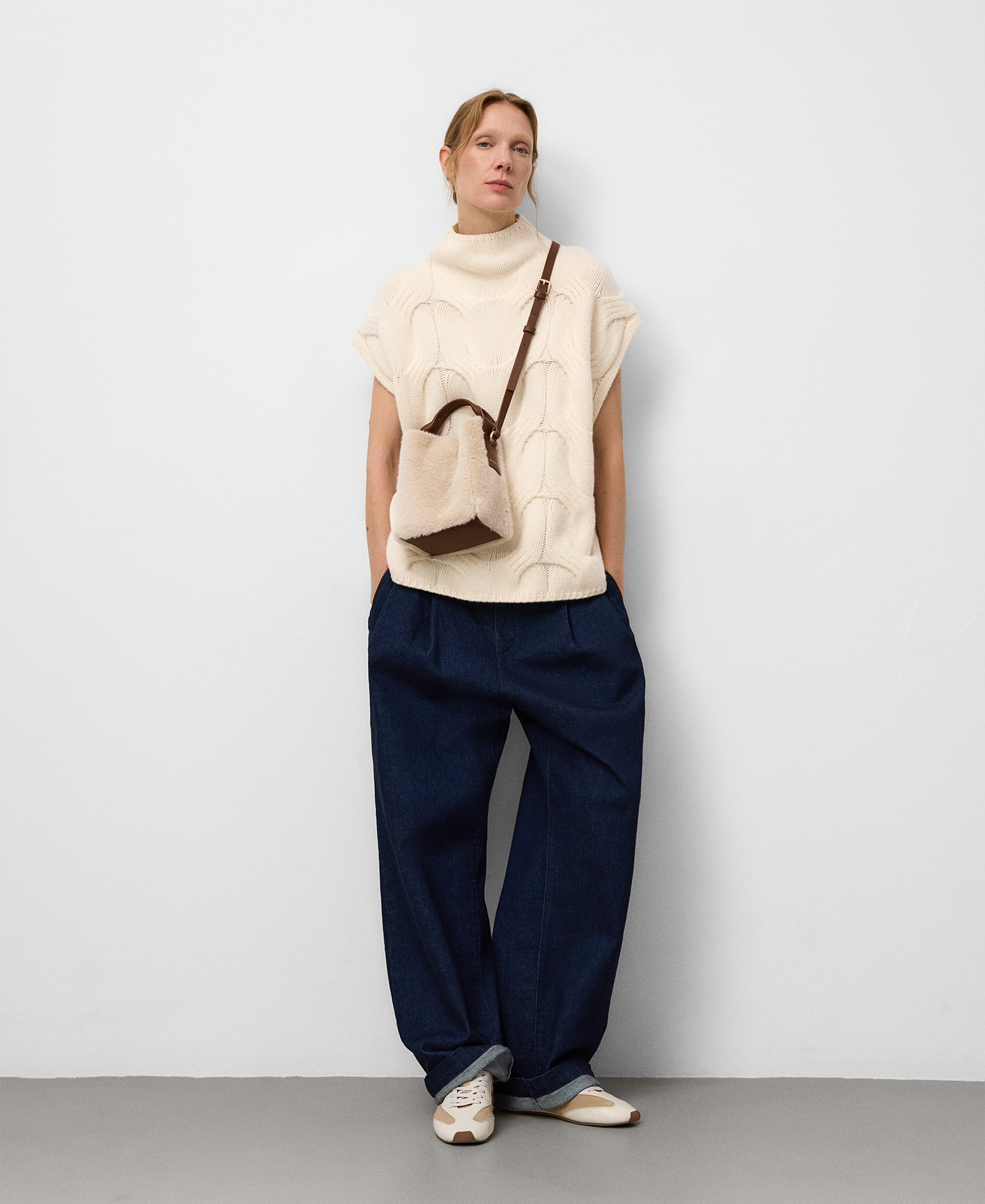 Hobo pequeño Mica efecto pelo mujer image number 4