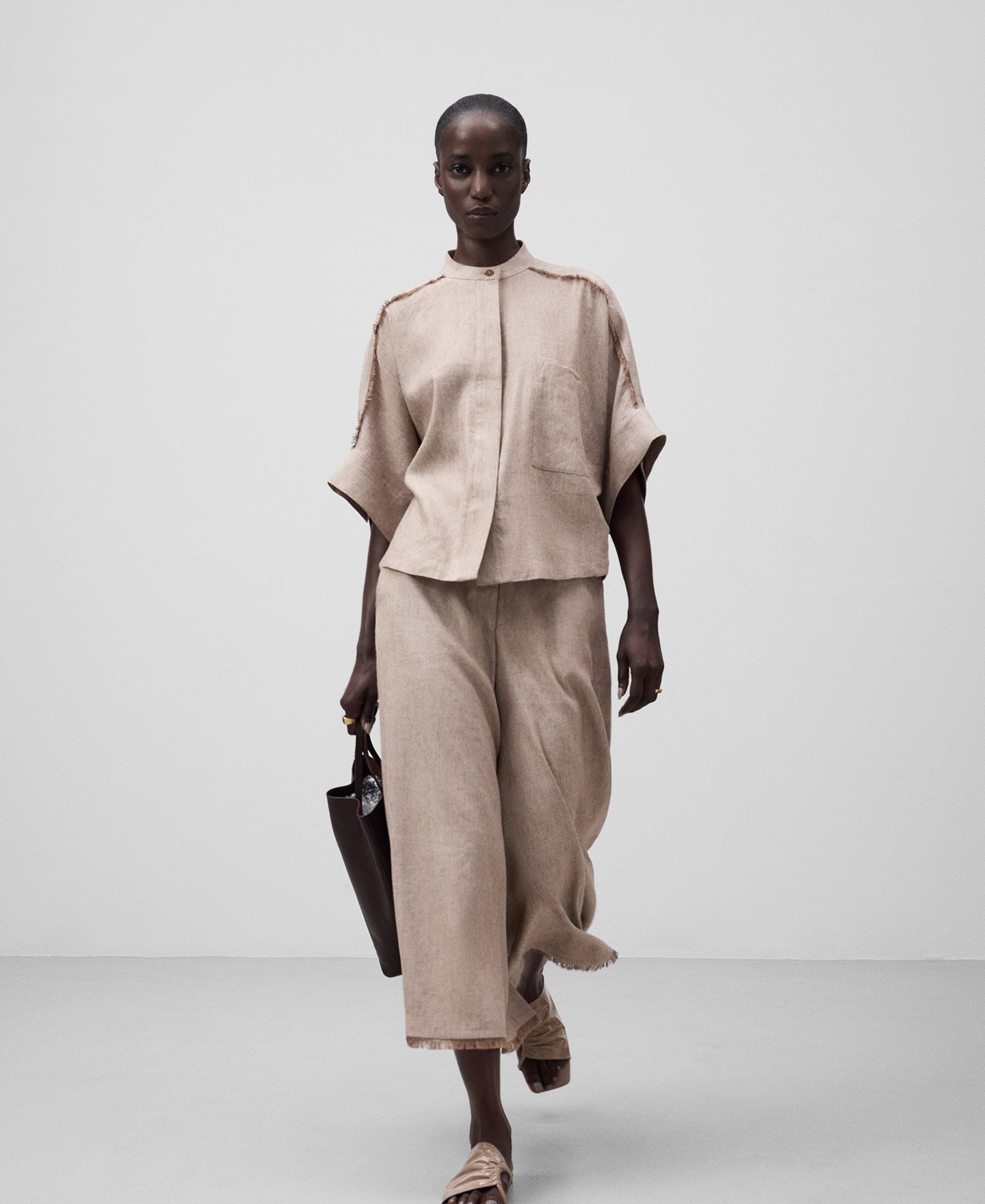Linen blend cropped trousers woman image number 1