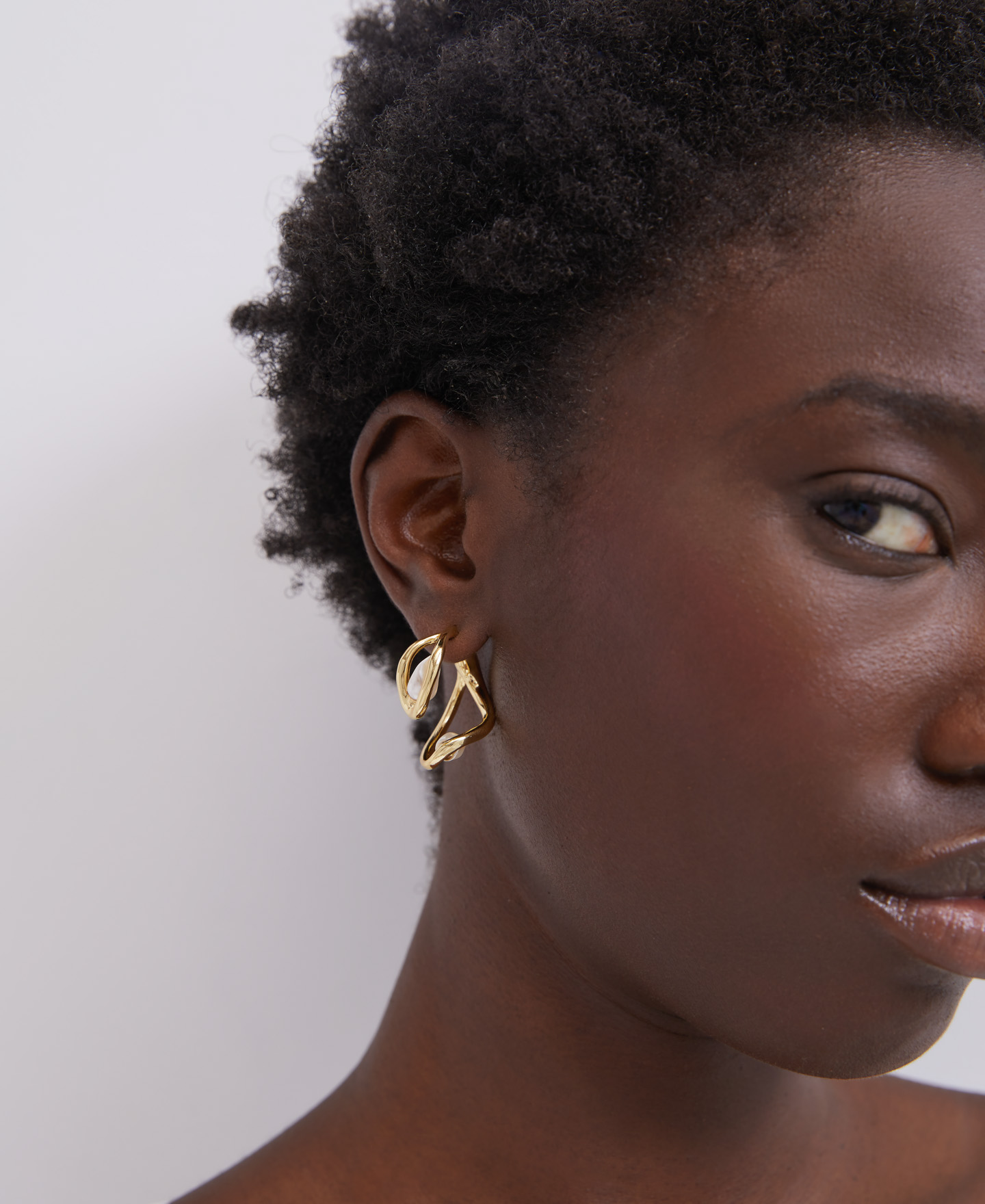 Resin pearl earrings image number 3