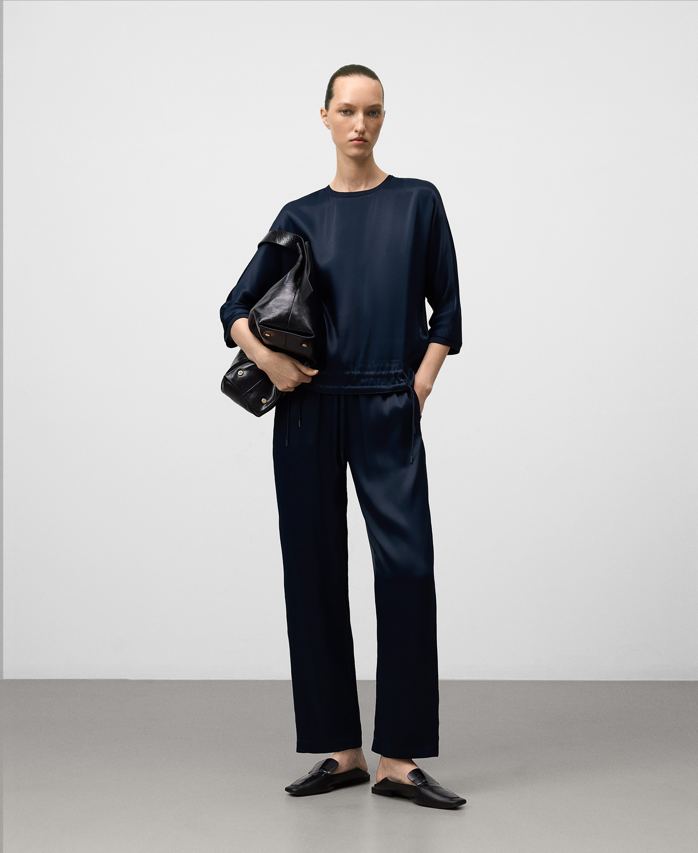 Pantalón jogger satinado mujer image number 1