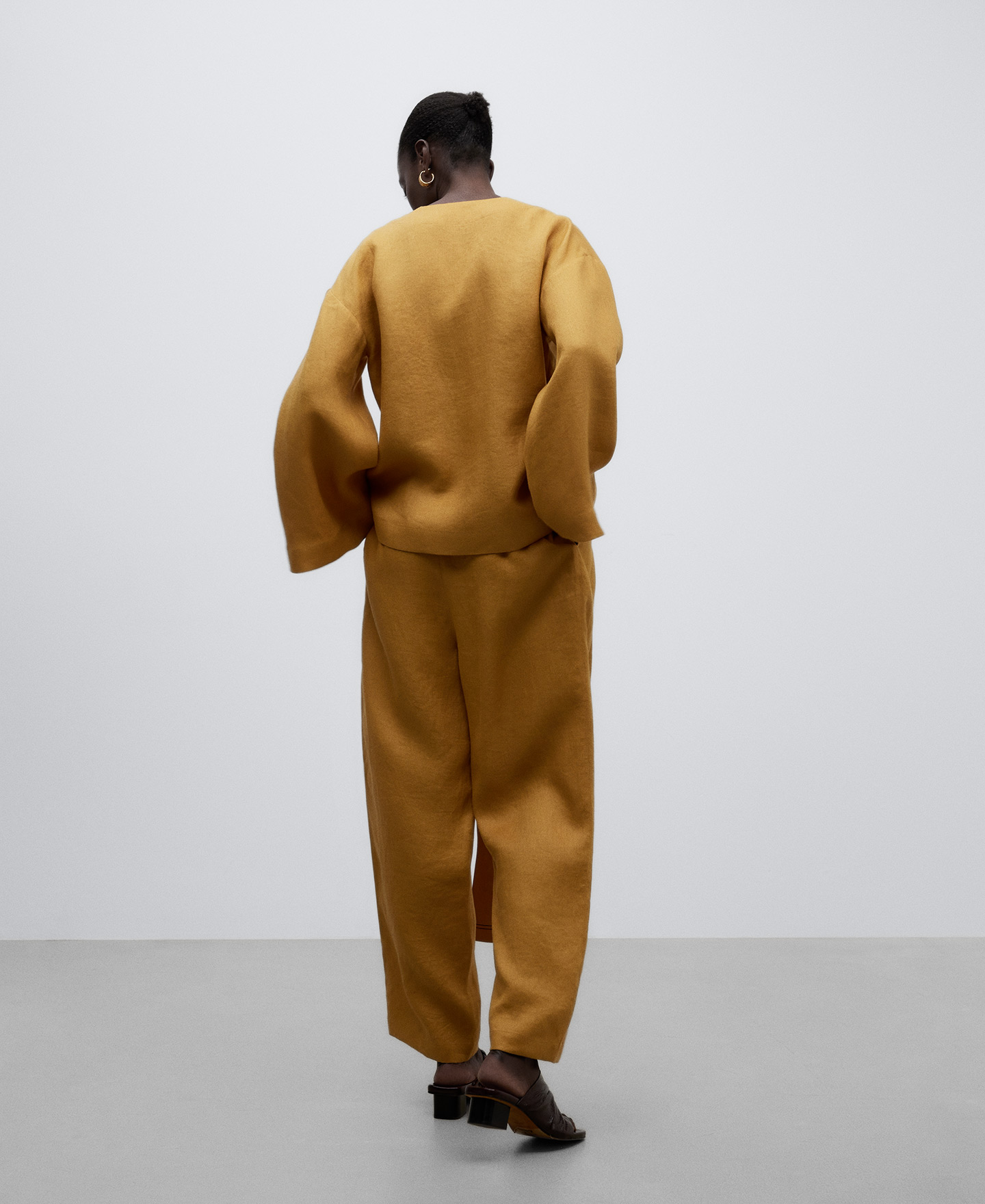 Yellow linen trousers woman image number 2