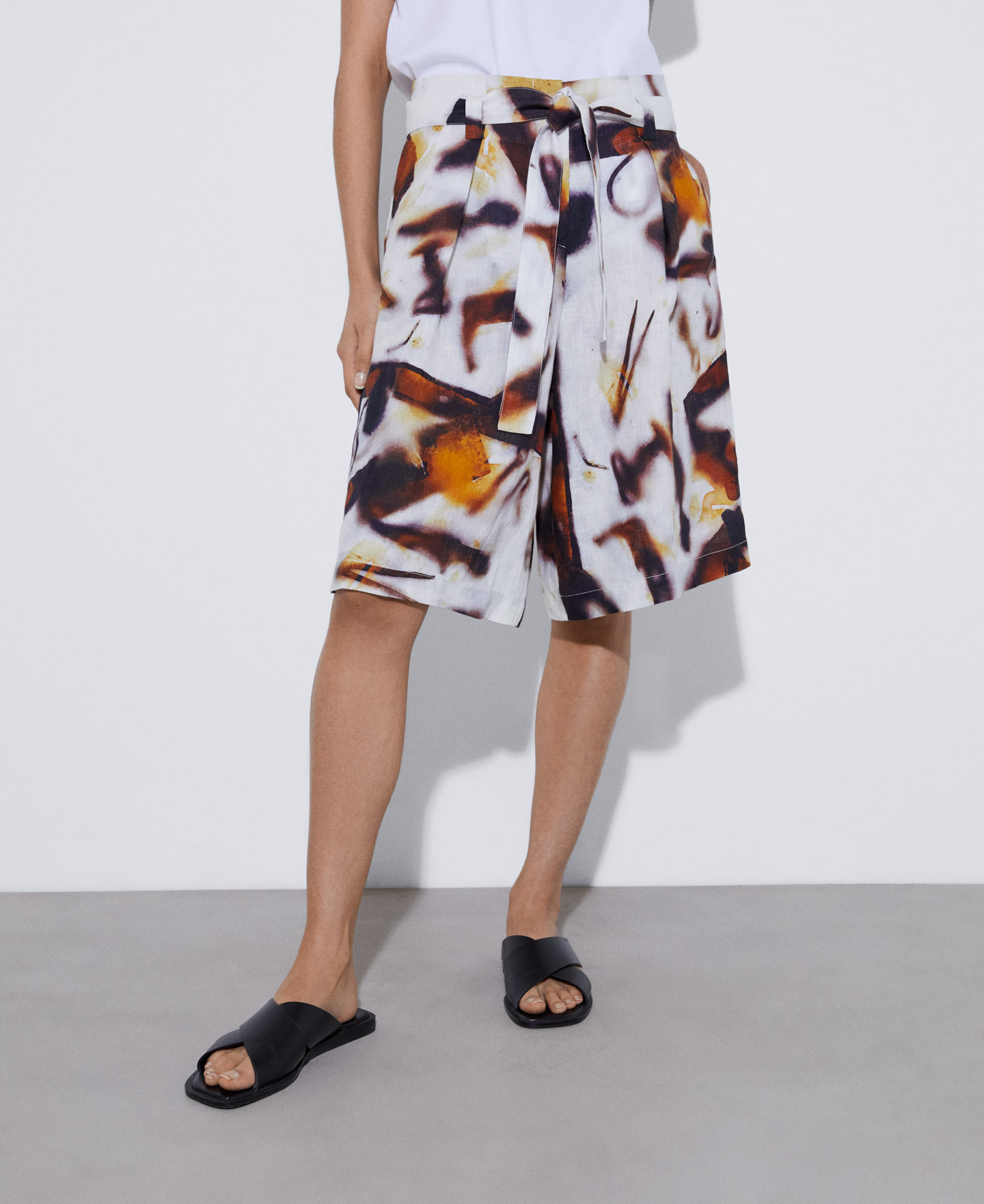 Knee-length linen Bermuda shorts image number 0