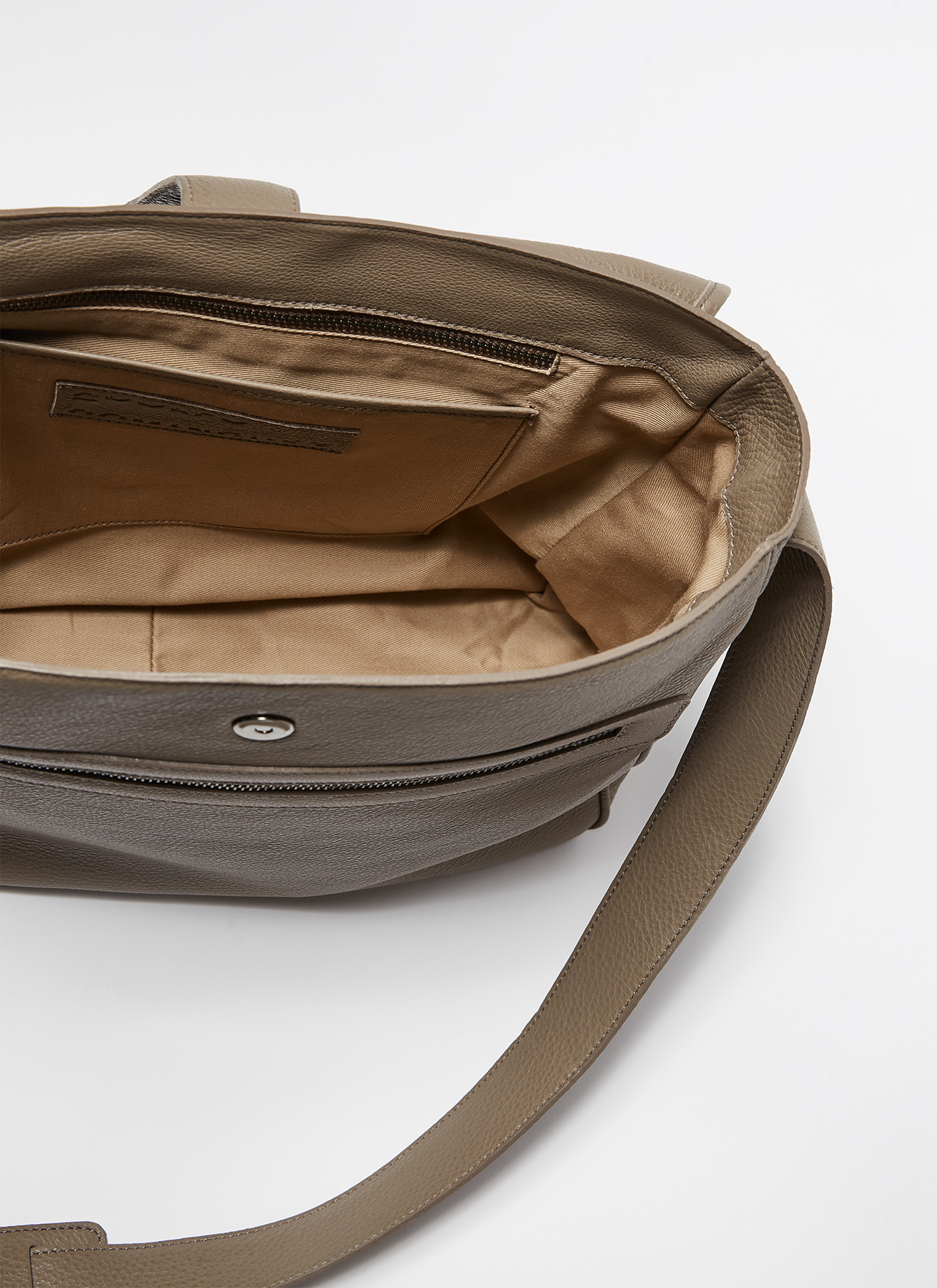 Bolso messenger de piel graneada image number 2