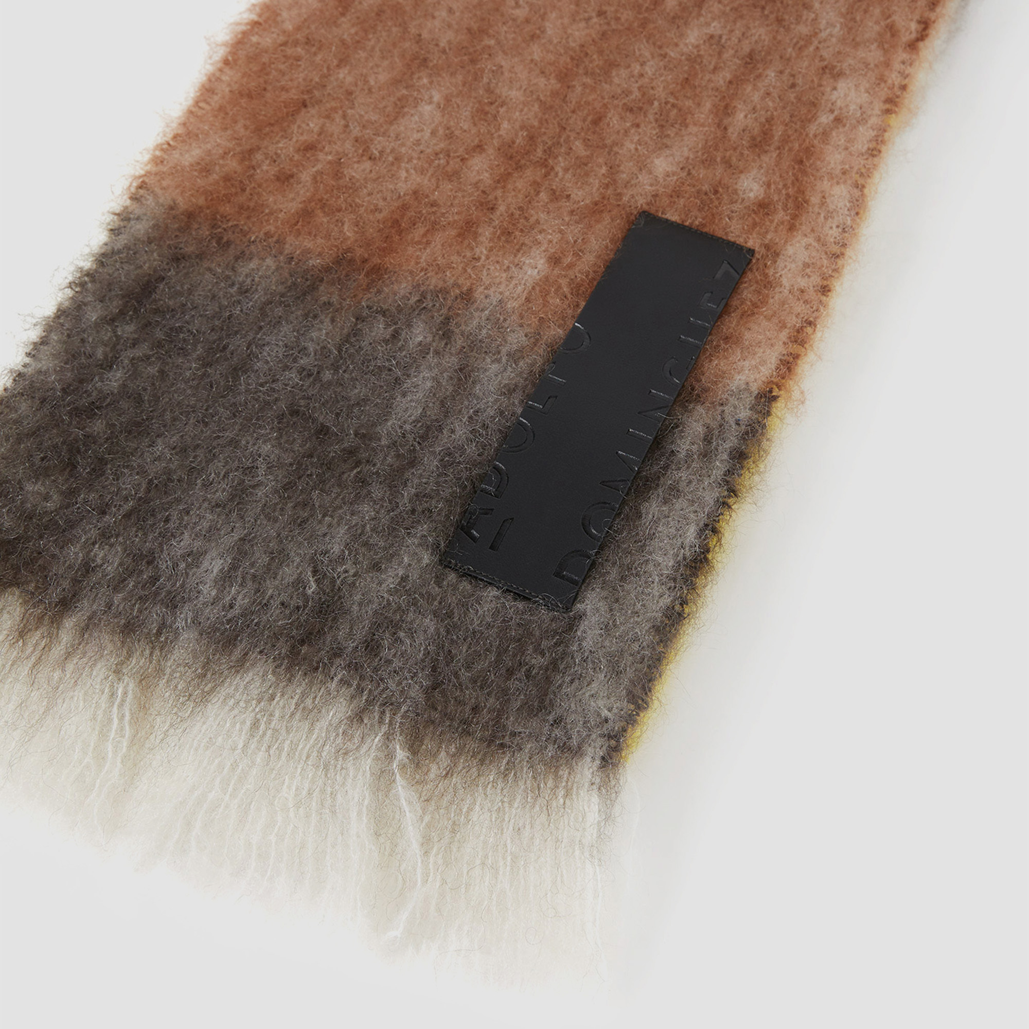 Écharpe artisanale étroite en mohair image number 2