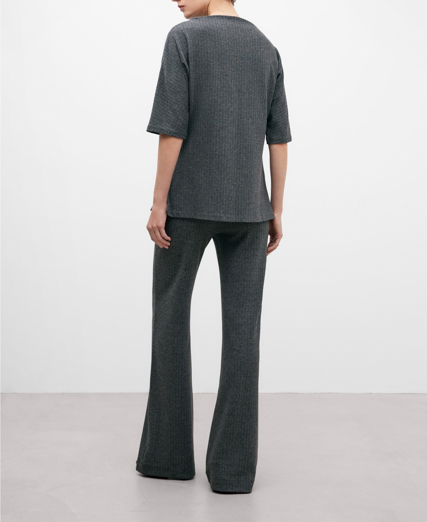 Grey straight cut trousers for women image number 2