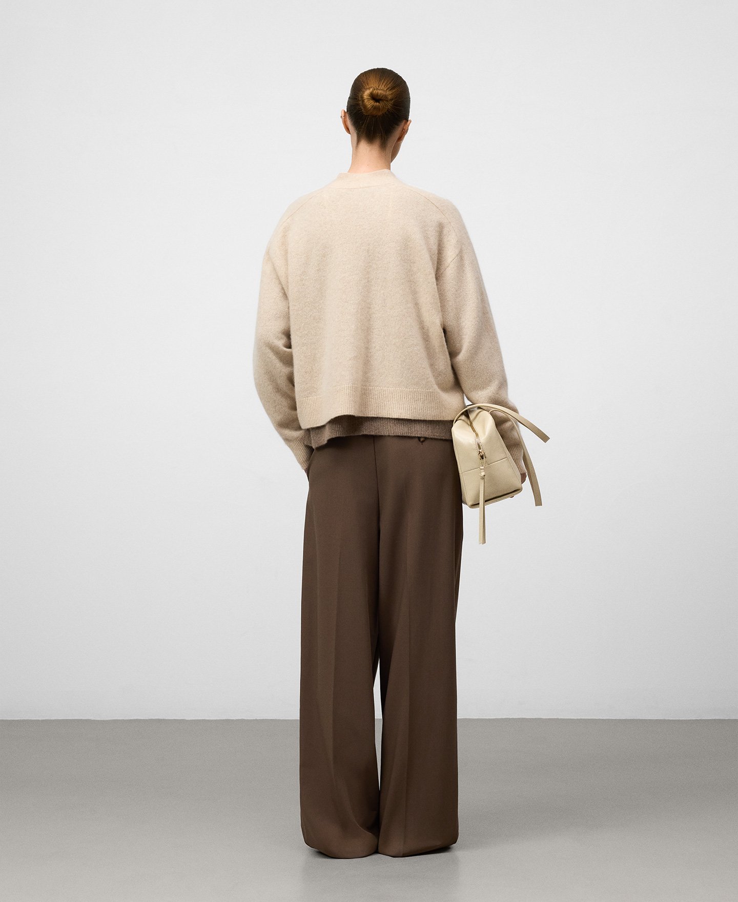 Cárdigan cashmere cuello pico mujer image number 2