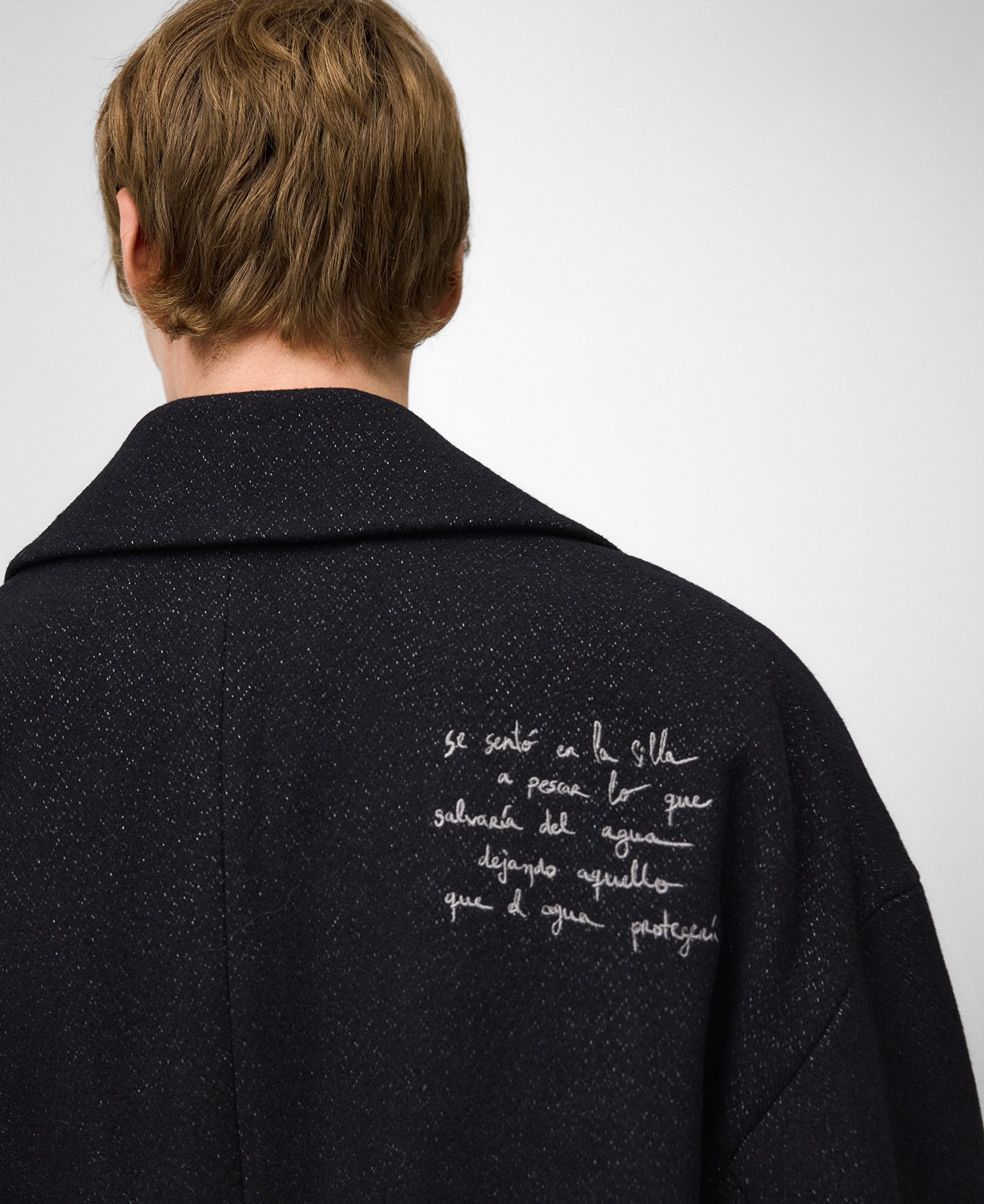 Abrigo sastre oversize bordado hombre image number 4