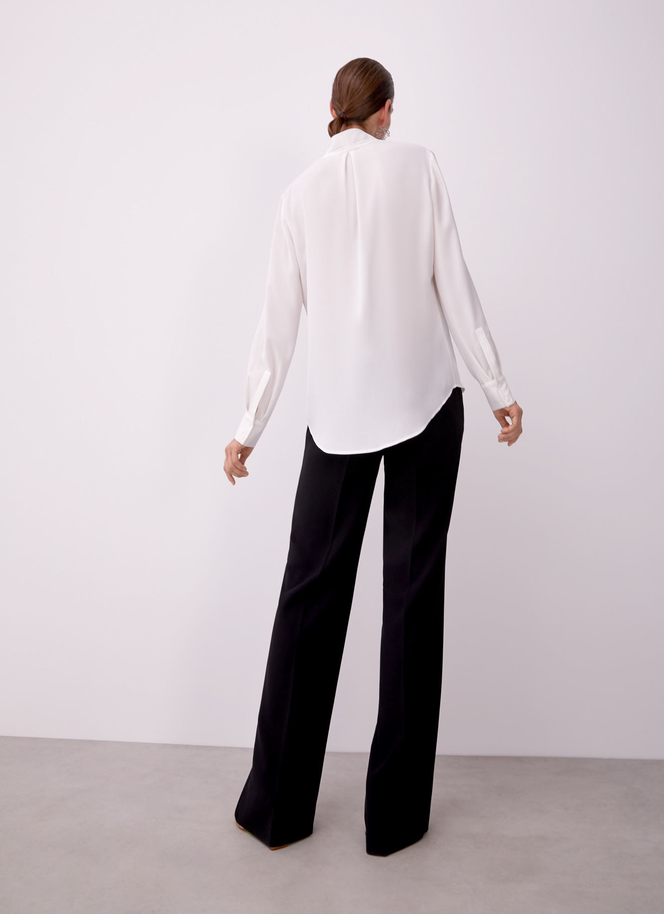 Camisa fluida con escote pico image number 5