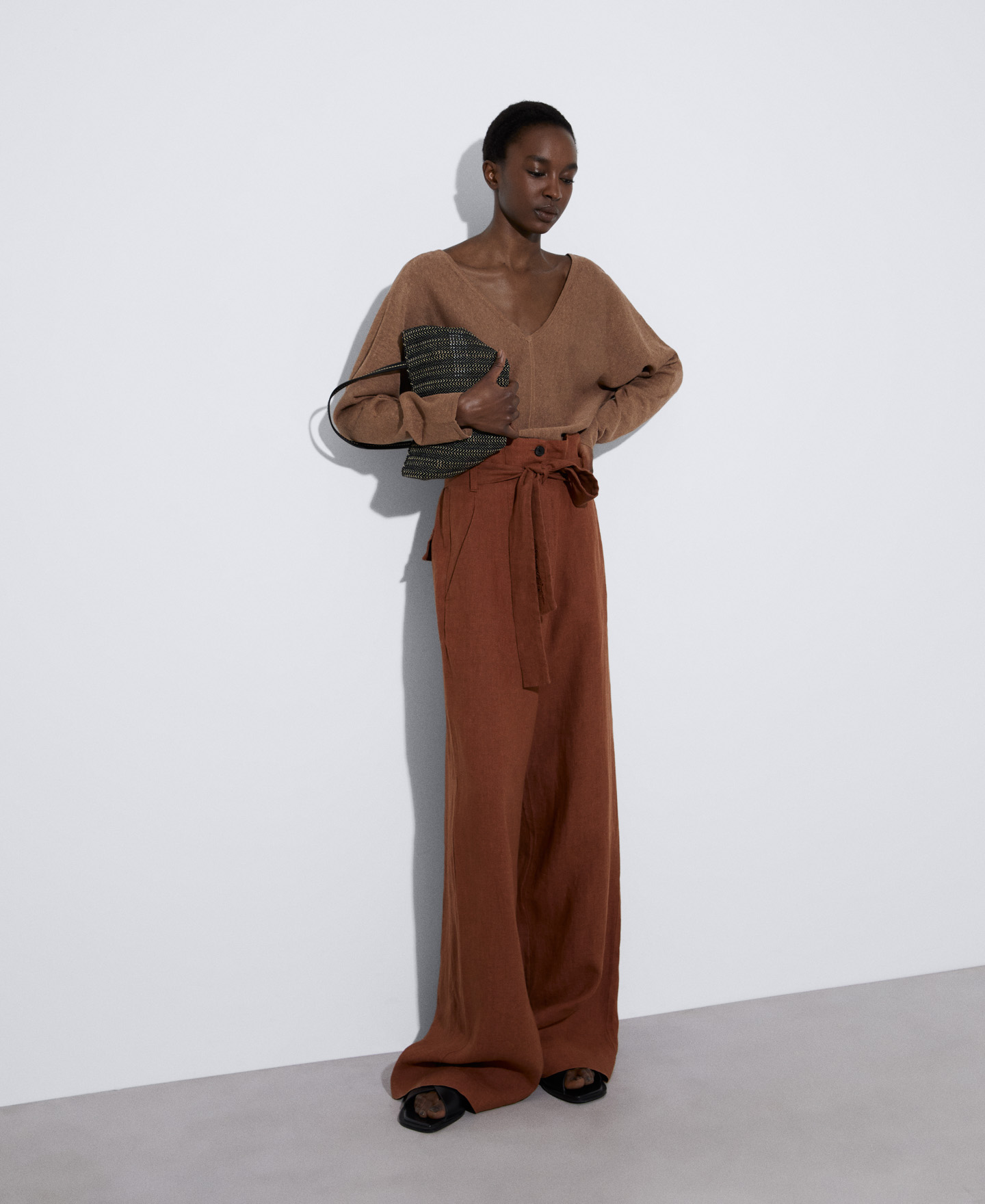 V-neck sweater in linen knit image number 1