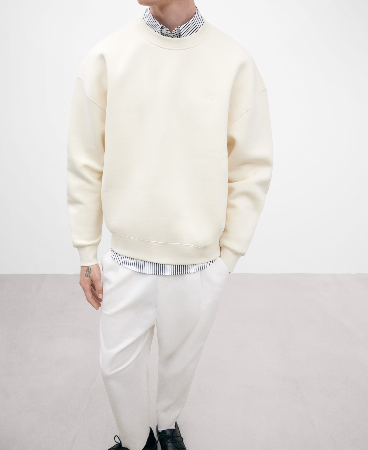 Sudadera cuello caja color crudo image number 4