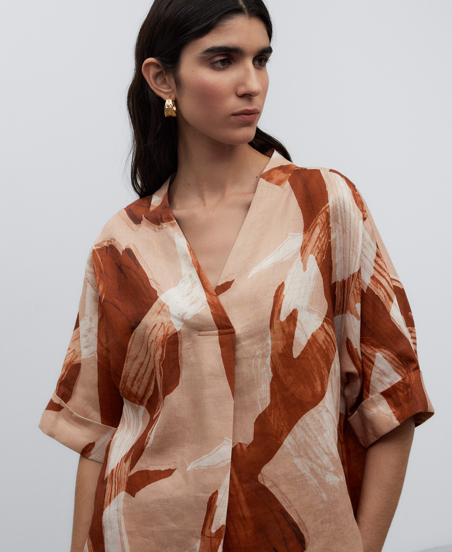 Printed V-neckline top woman image number 3