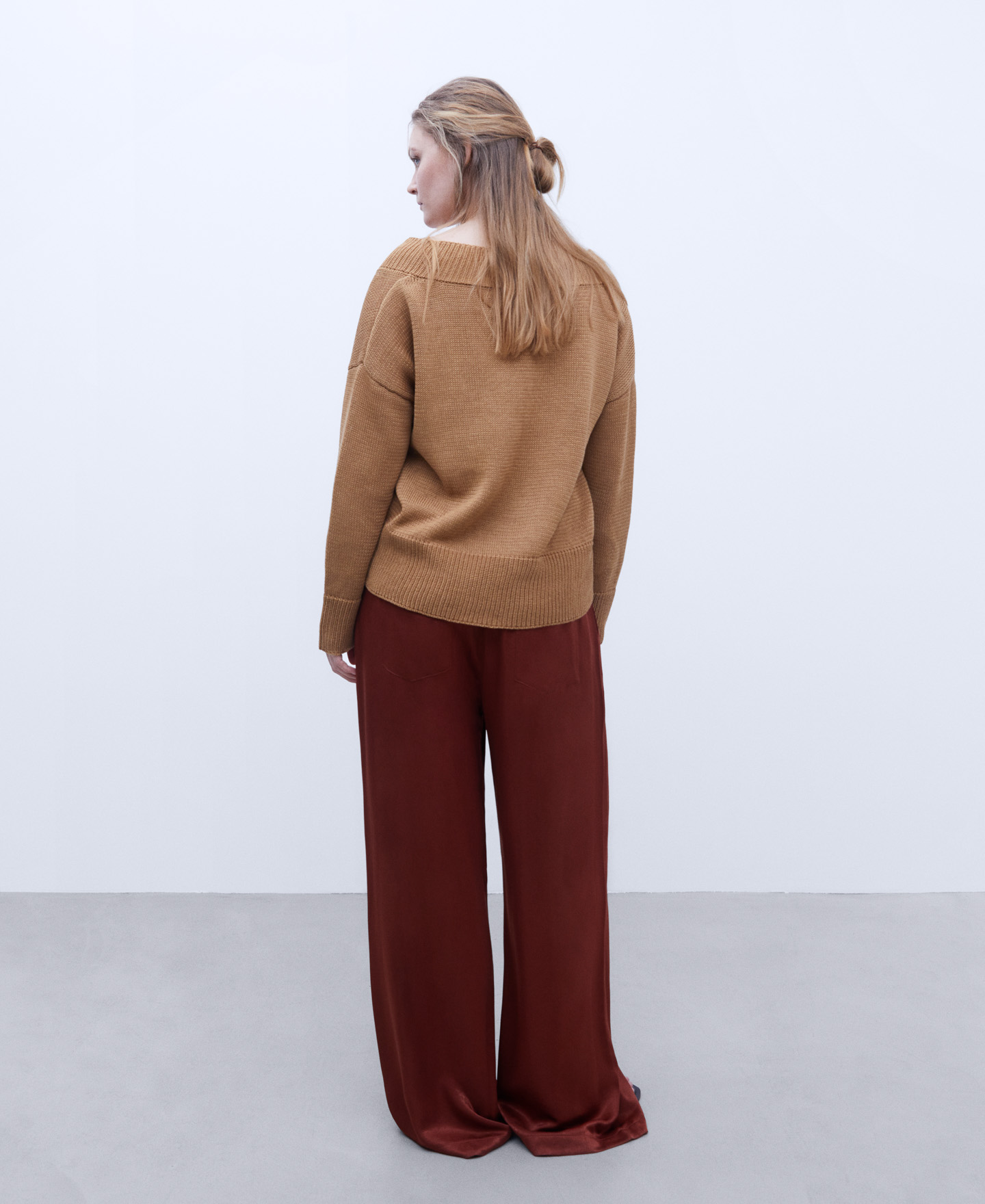 V-neckline knitted sweater image number 2