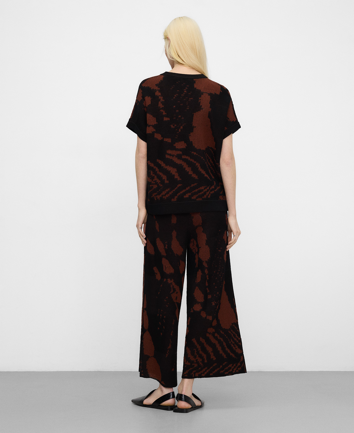 Jacquard knit animal print sweater image number 2