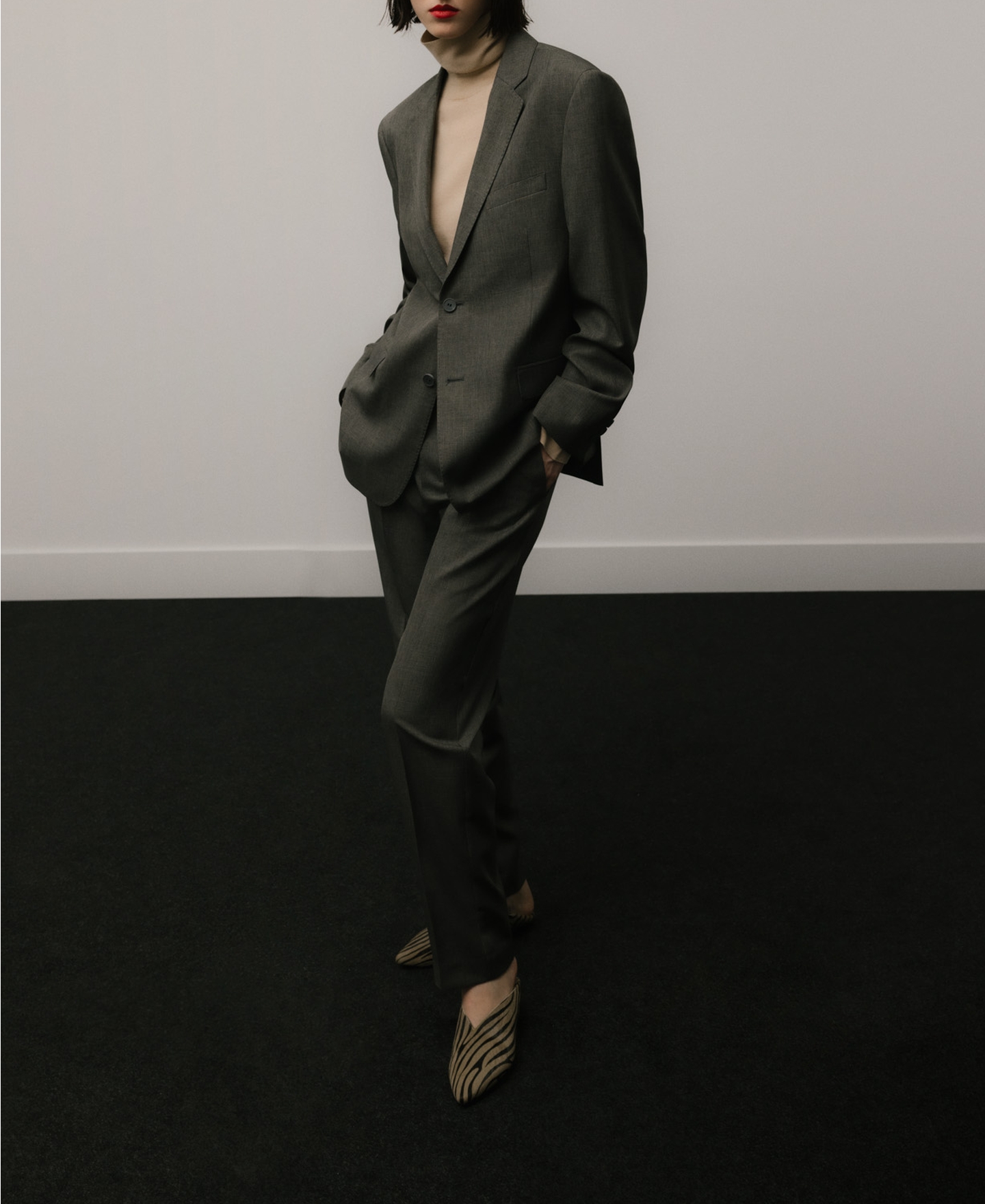 Cowhide slippers image number 4