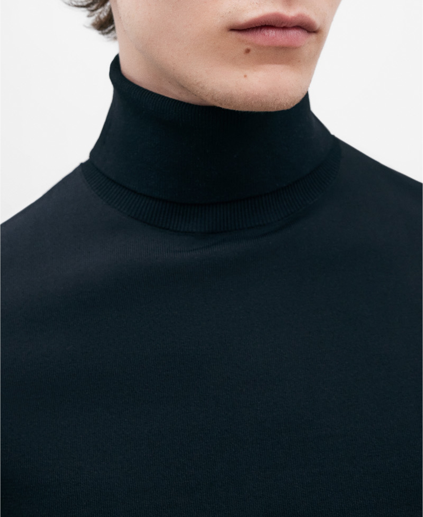 Black turtleneck sweater image number 3