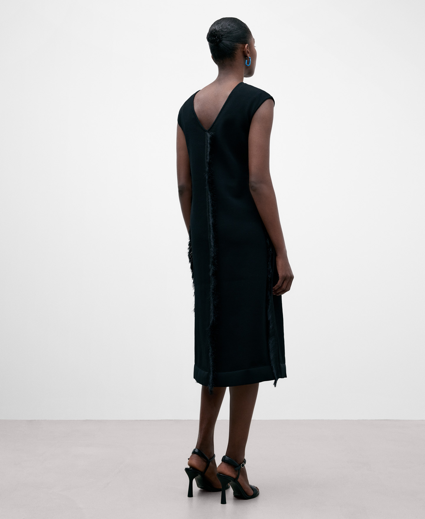 Vestido negro flecos poliéster reciclado image number 2