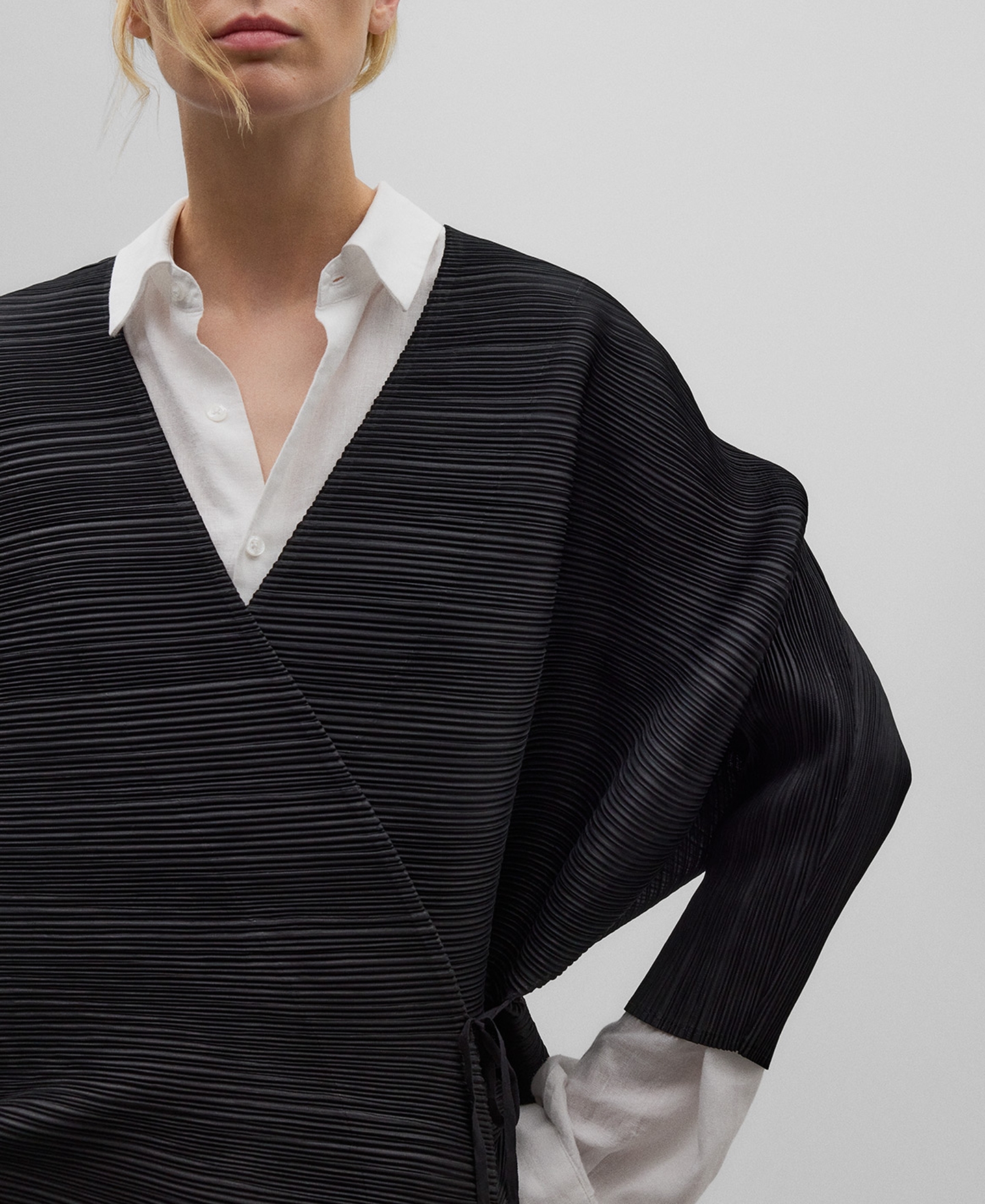 Black crinkle kimono woman image number 3