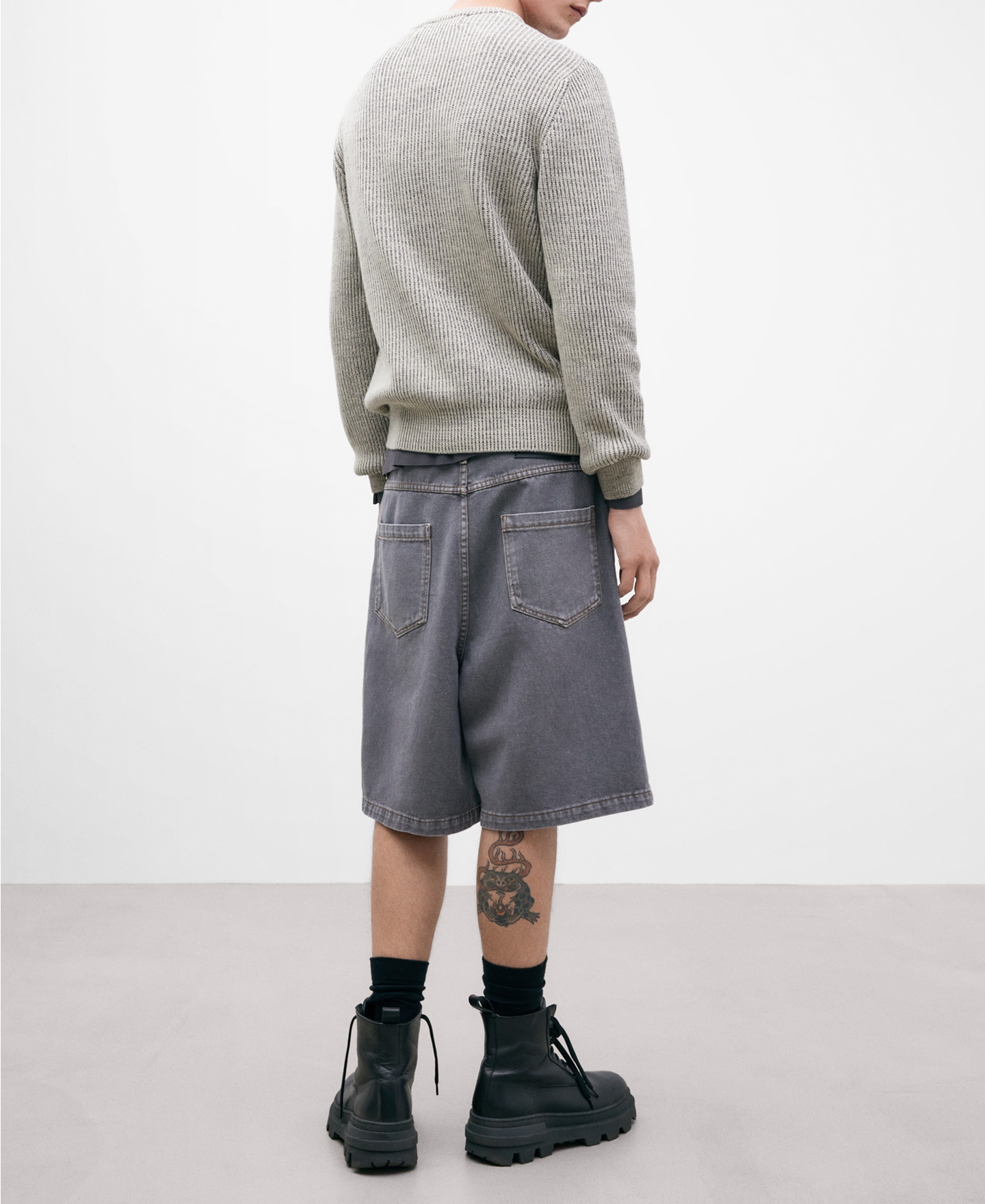 Two-tone ribbed crew neck sweater image number 2