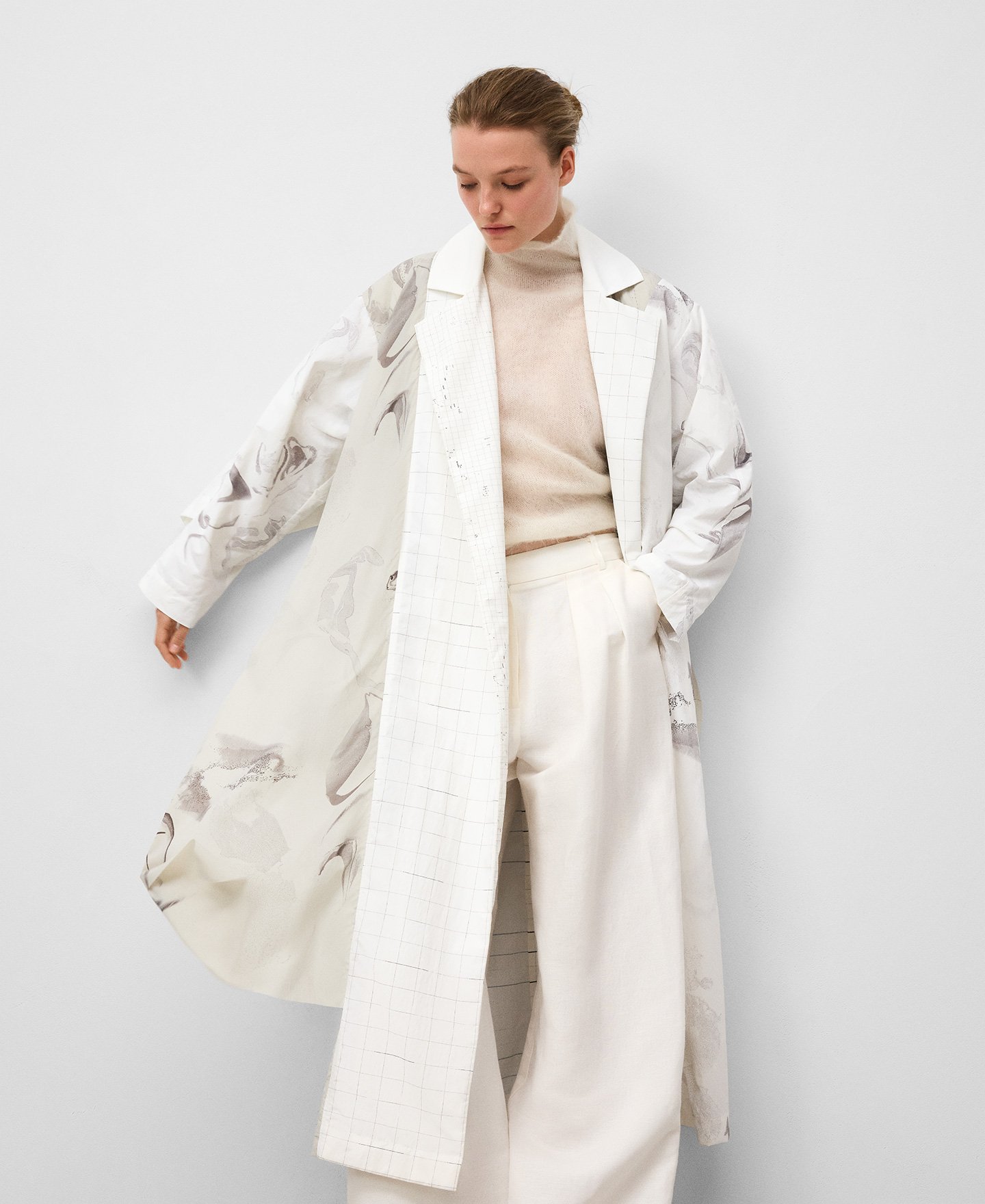Gabardina oversize estampada mujer image number 0