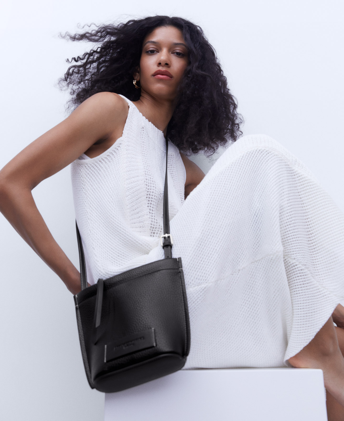Grain textured small shoulder bag image number 4