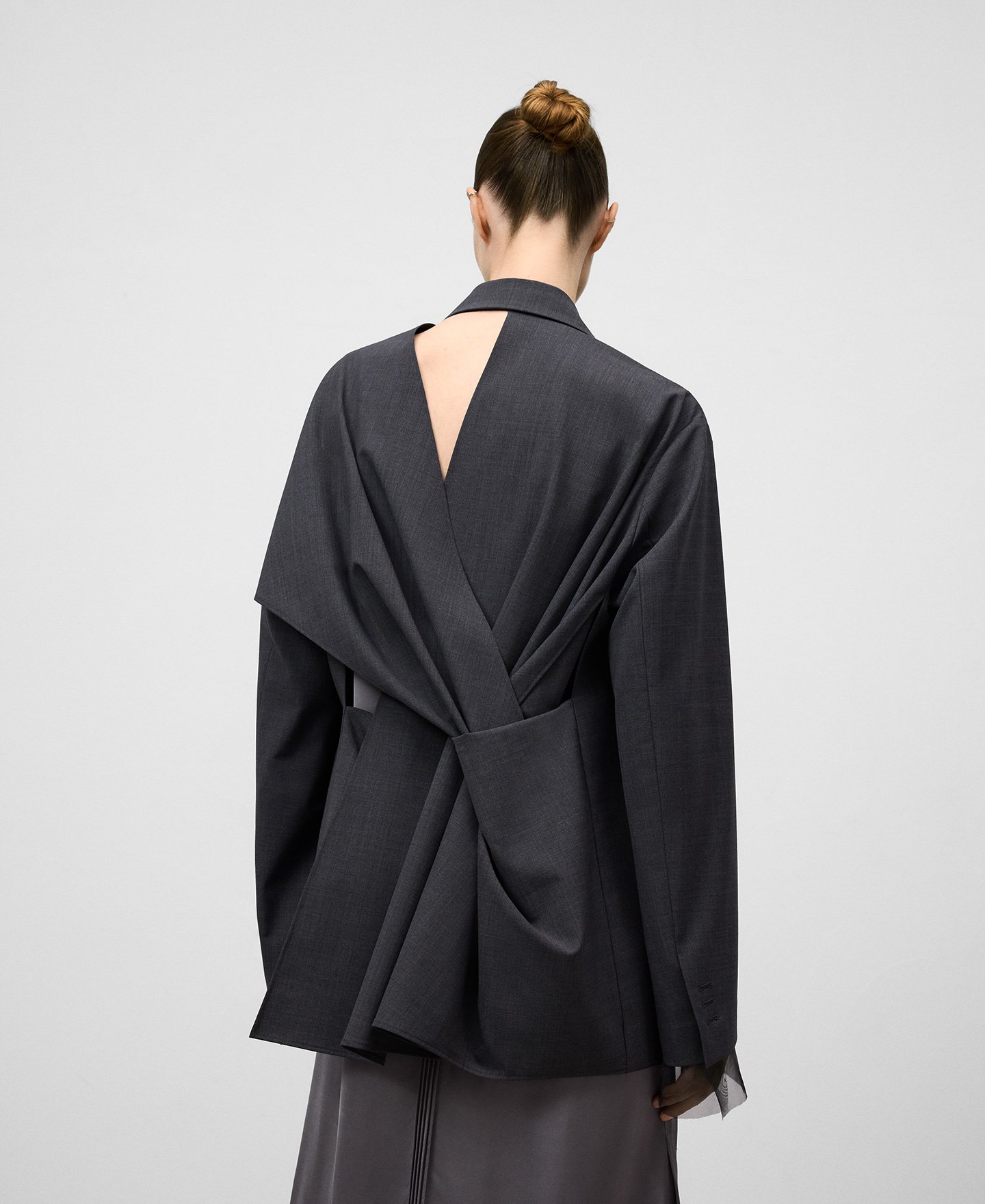 Blazer cruzado nas costas para mulher image number 2