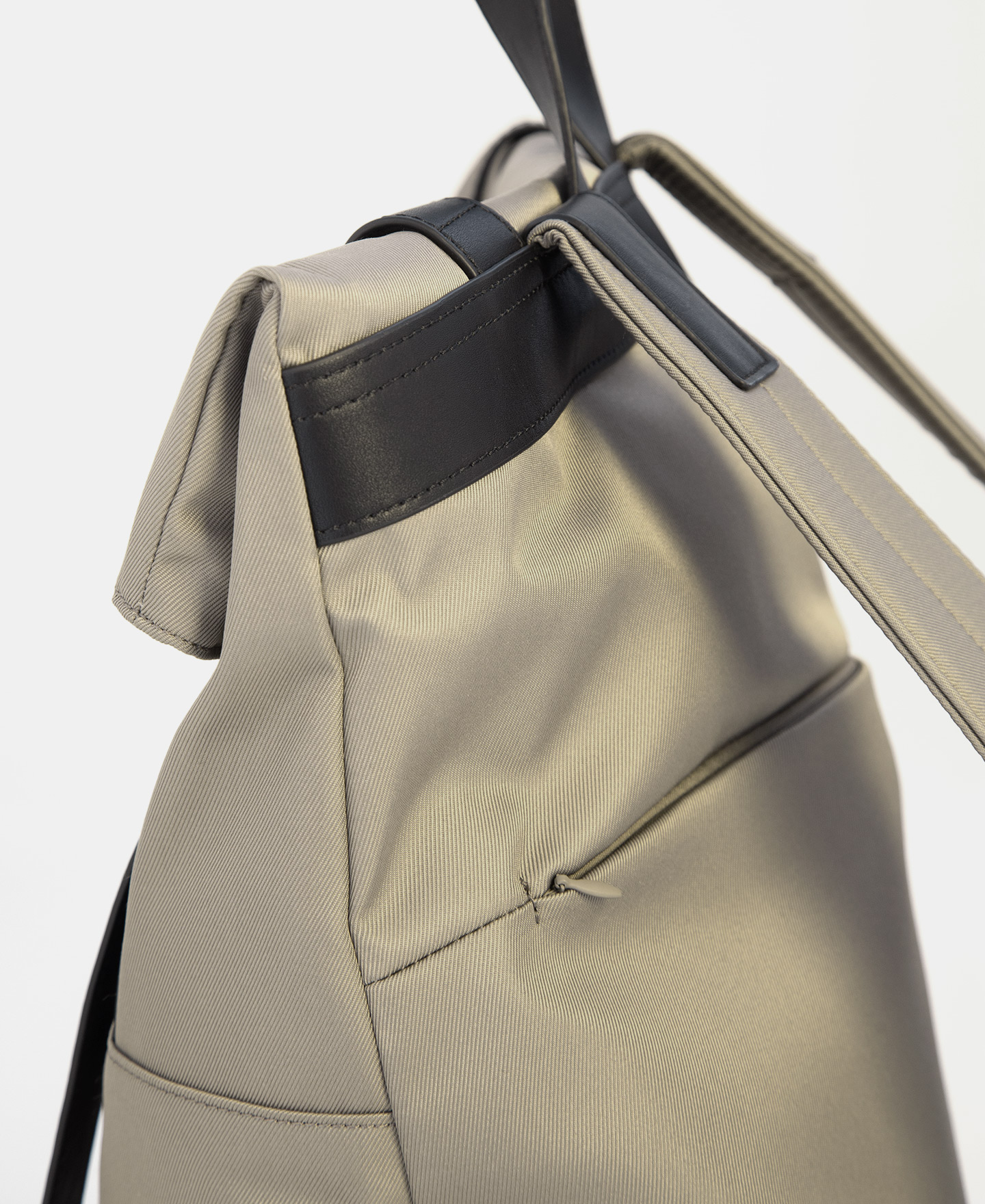 Mochila en nylon y textura piel image number 2