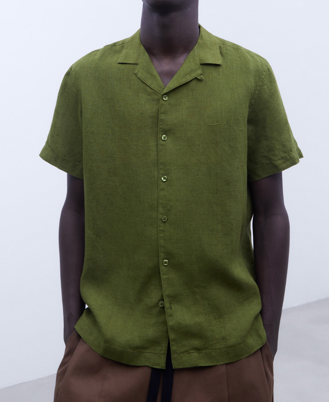 Camisa cuello bowling en lino image number 0