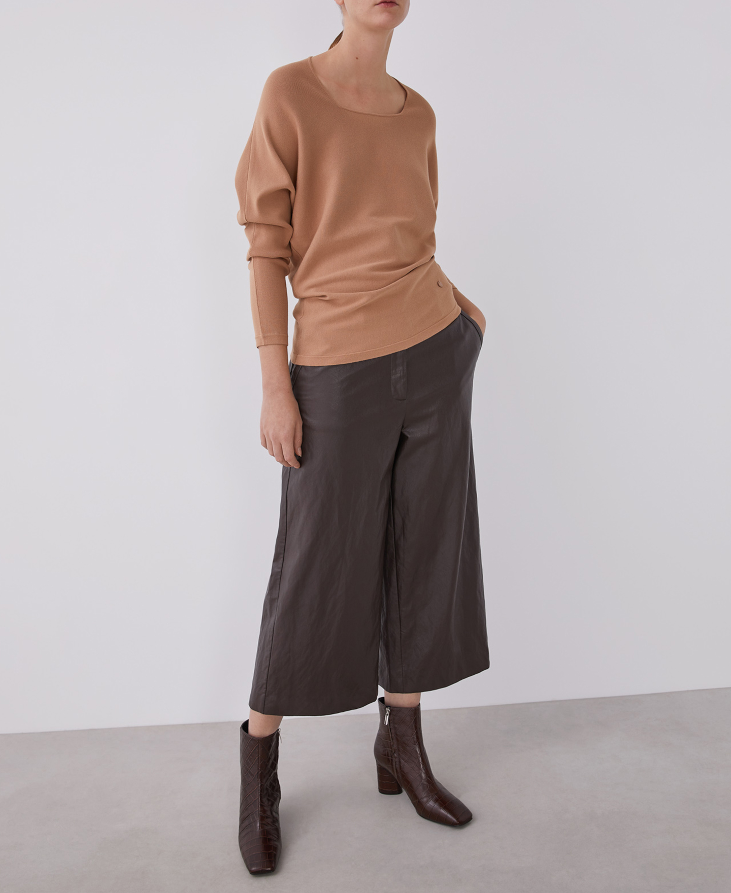 Sweater with squared crew neckline image number 3