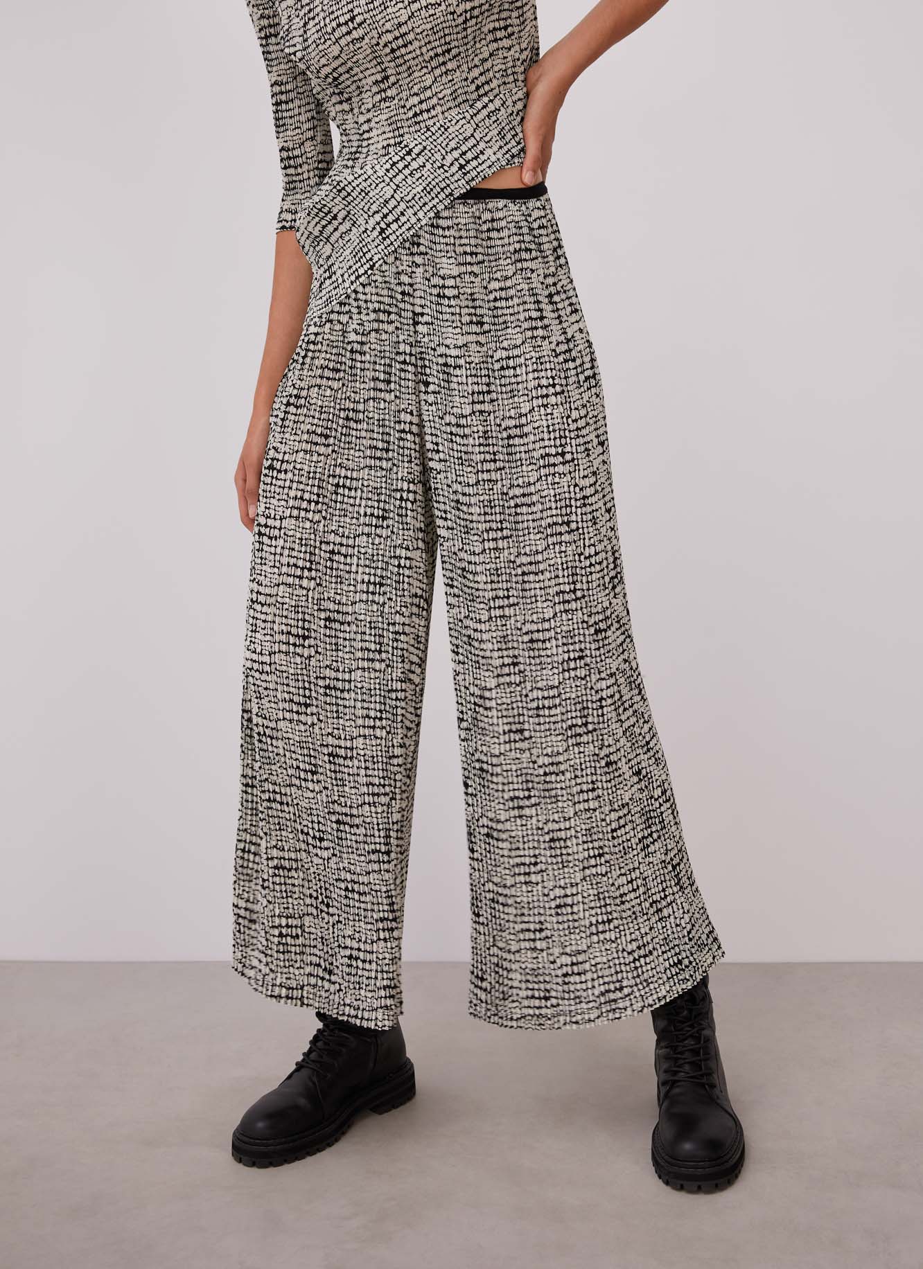 Crinkle trousers with signature print image number 0