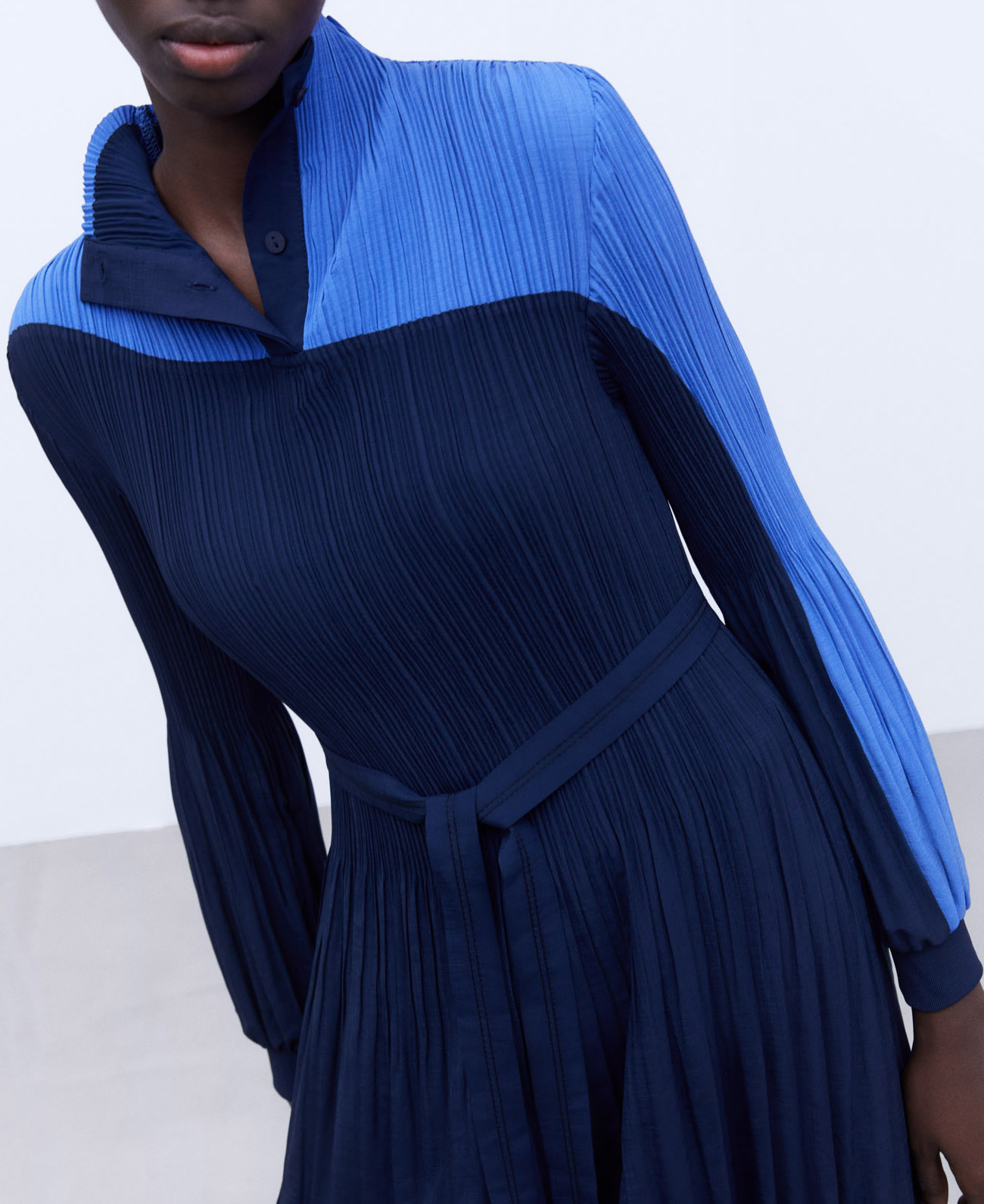 Bicolor crinkle dress image number 4