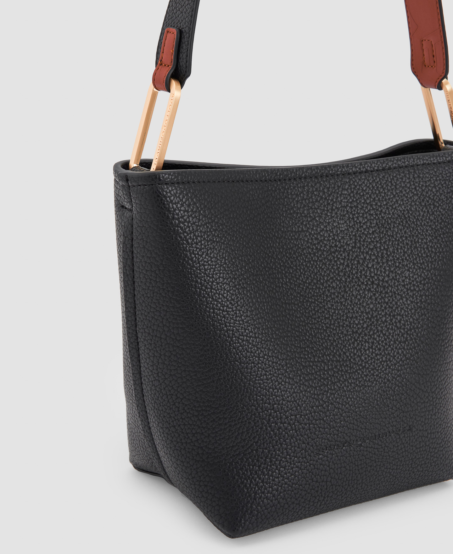 Bolso saco en materiales reciclados image number 3