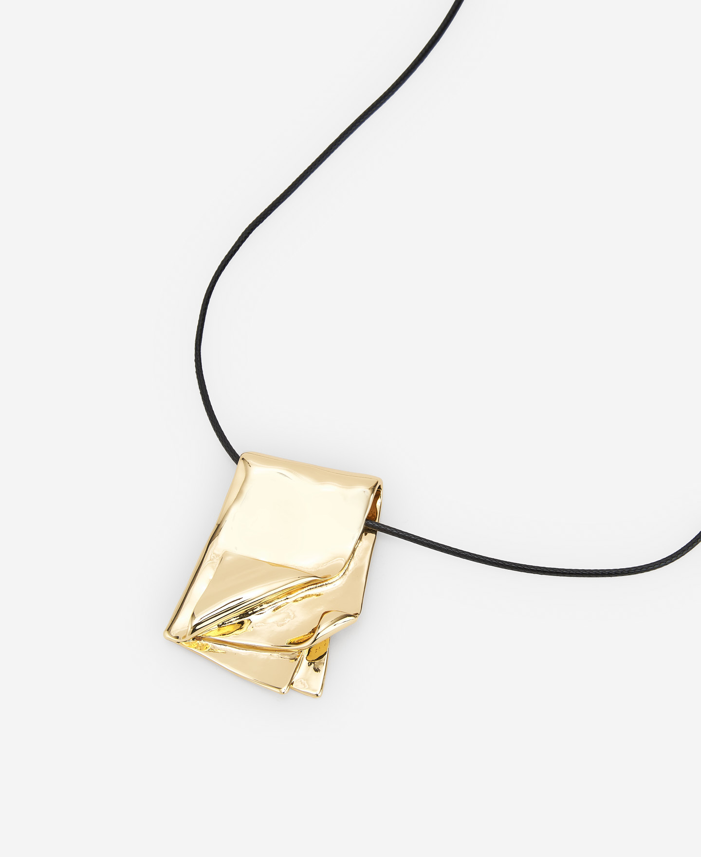 Folded fabrics pendant for women image number 1