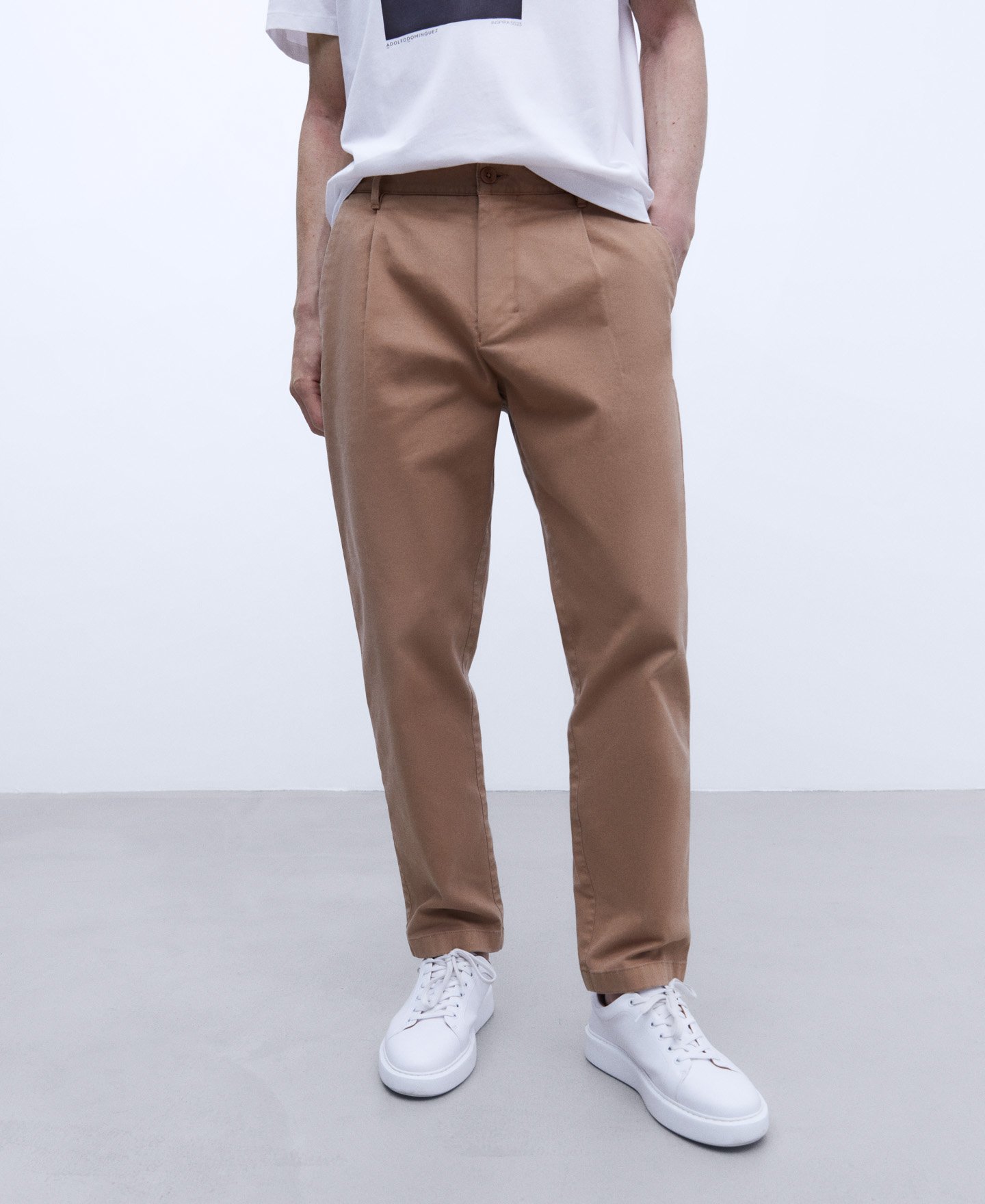 Pantalón chino de pinzas en algodón image number 0