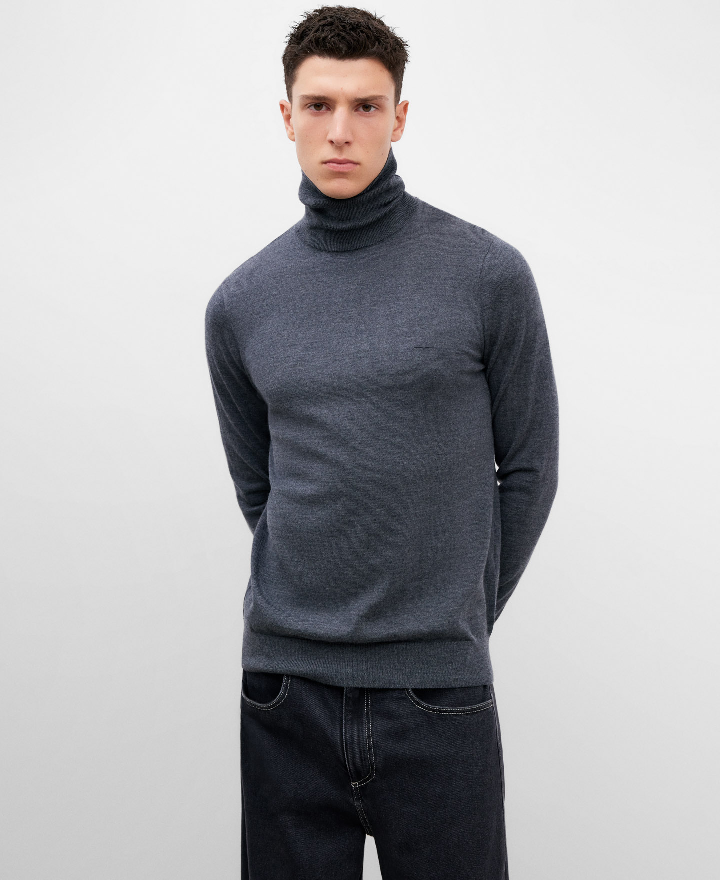 Jersey lana merino cuello alto hombre image number 0
