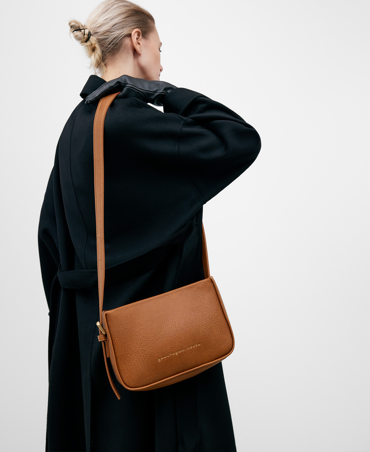 Medium shoulder bag grain texture women image number 4