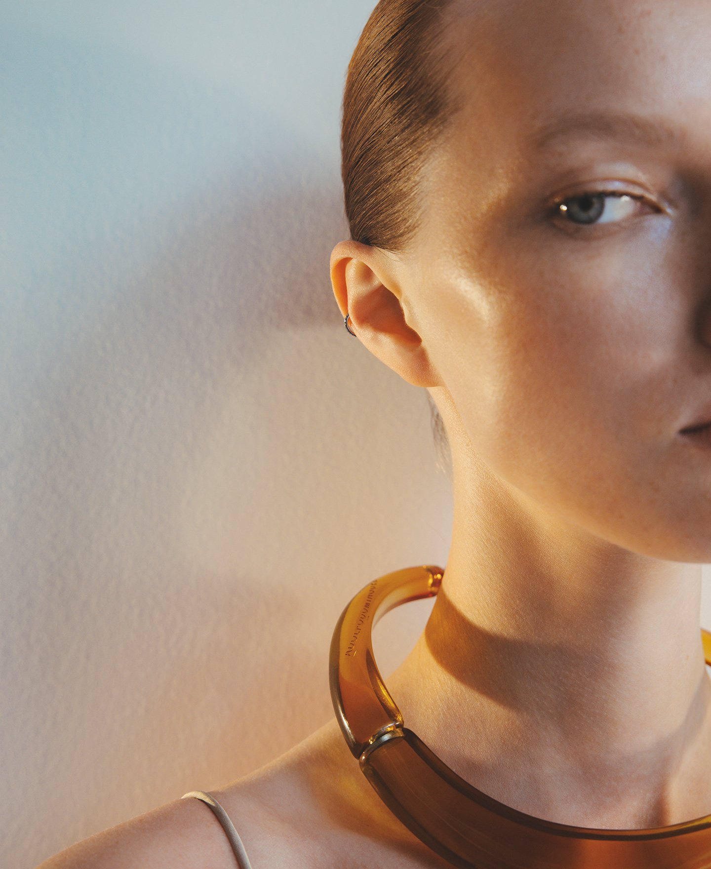 Rigid translucent resin choker woman image number 4