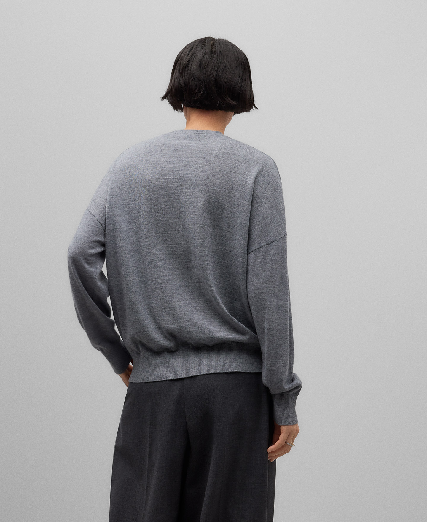 Jersey cuello pico lana merino mujer image number 2