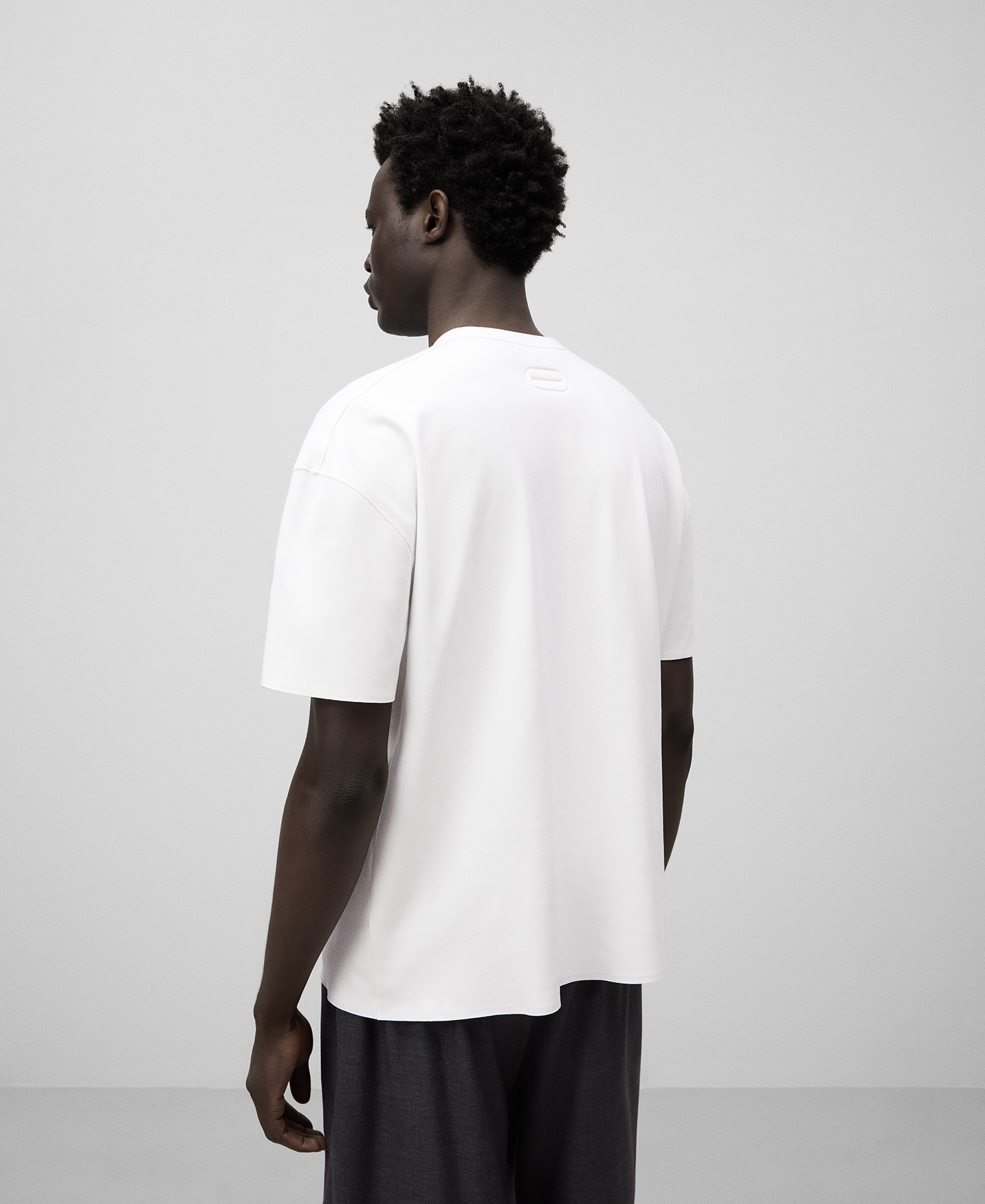 Camiseta cuello caja blanca hombre image number 2