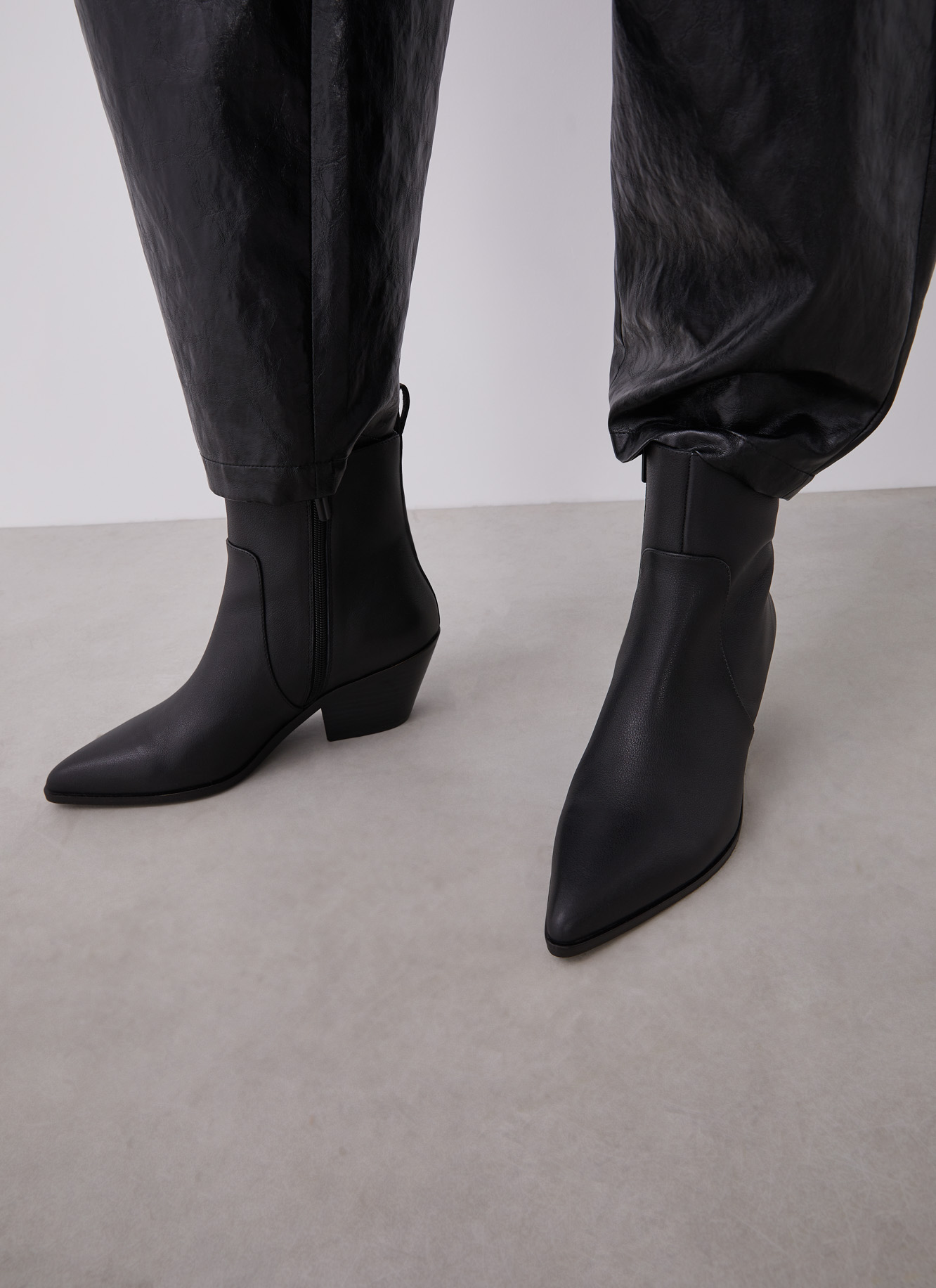 Mid-heeled ankle boots image number 4