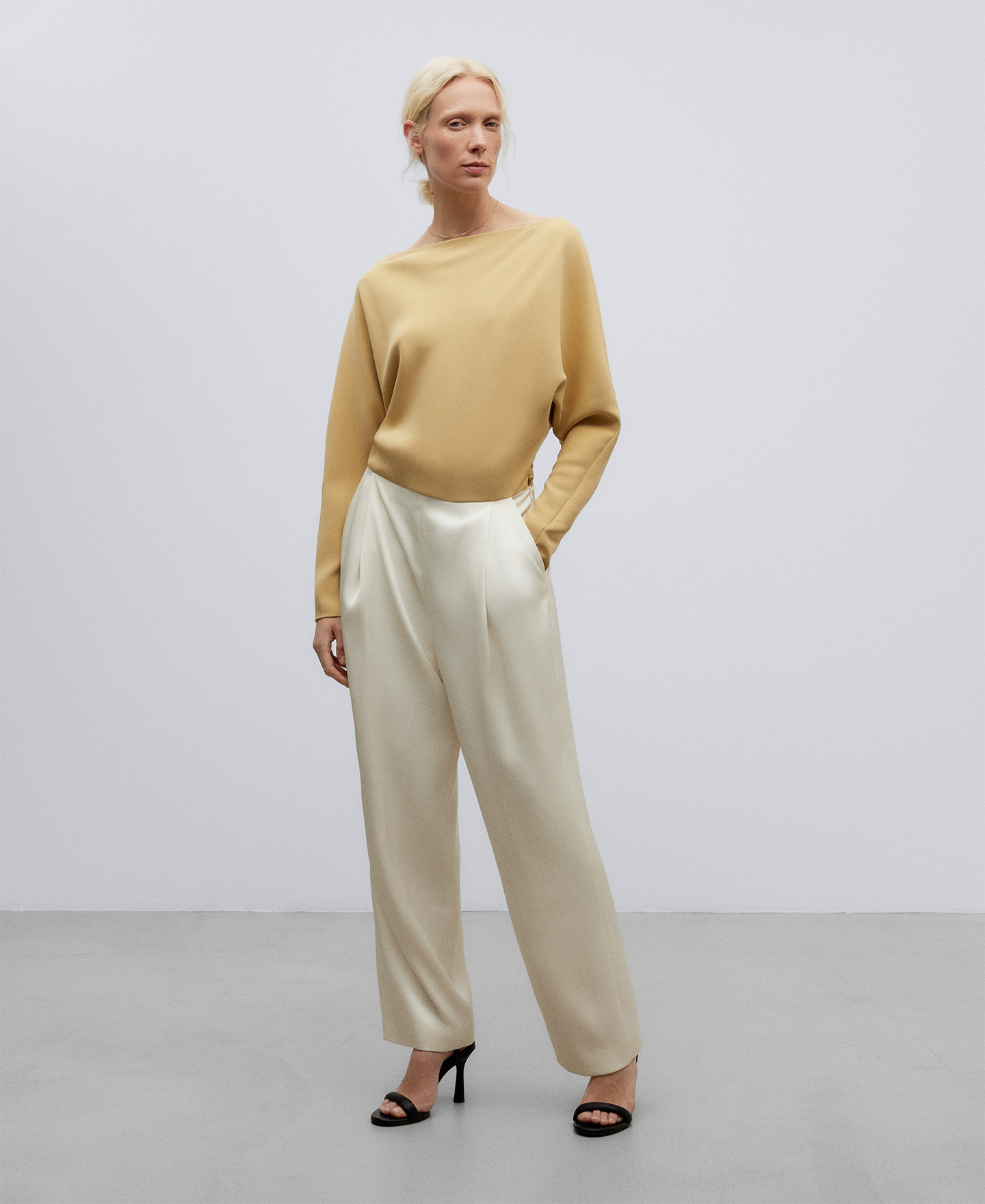 Mono bicolor mujer image number 1