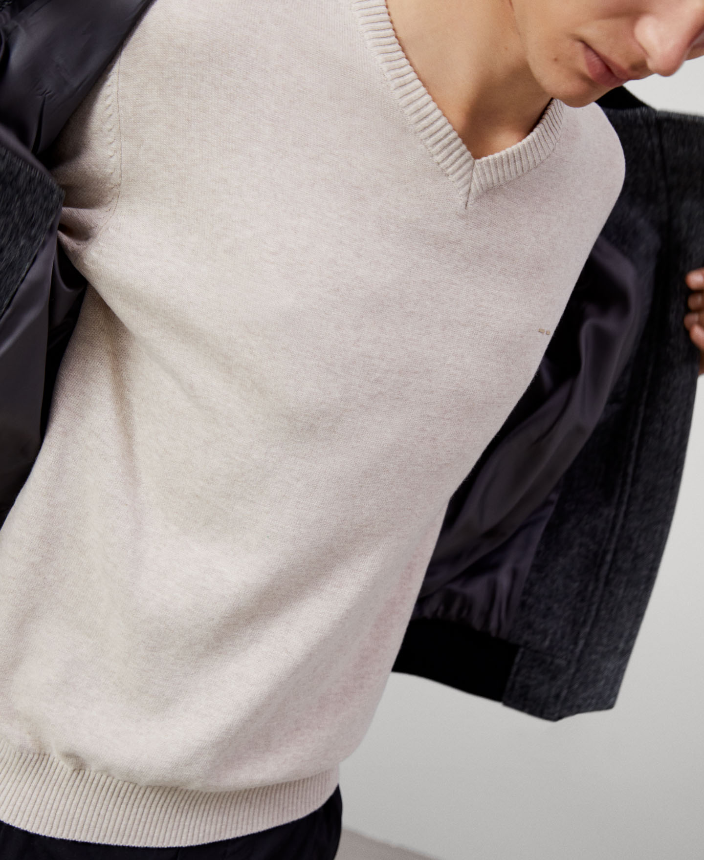 Cotton and wool V-neck sweater image number 3
