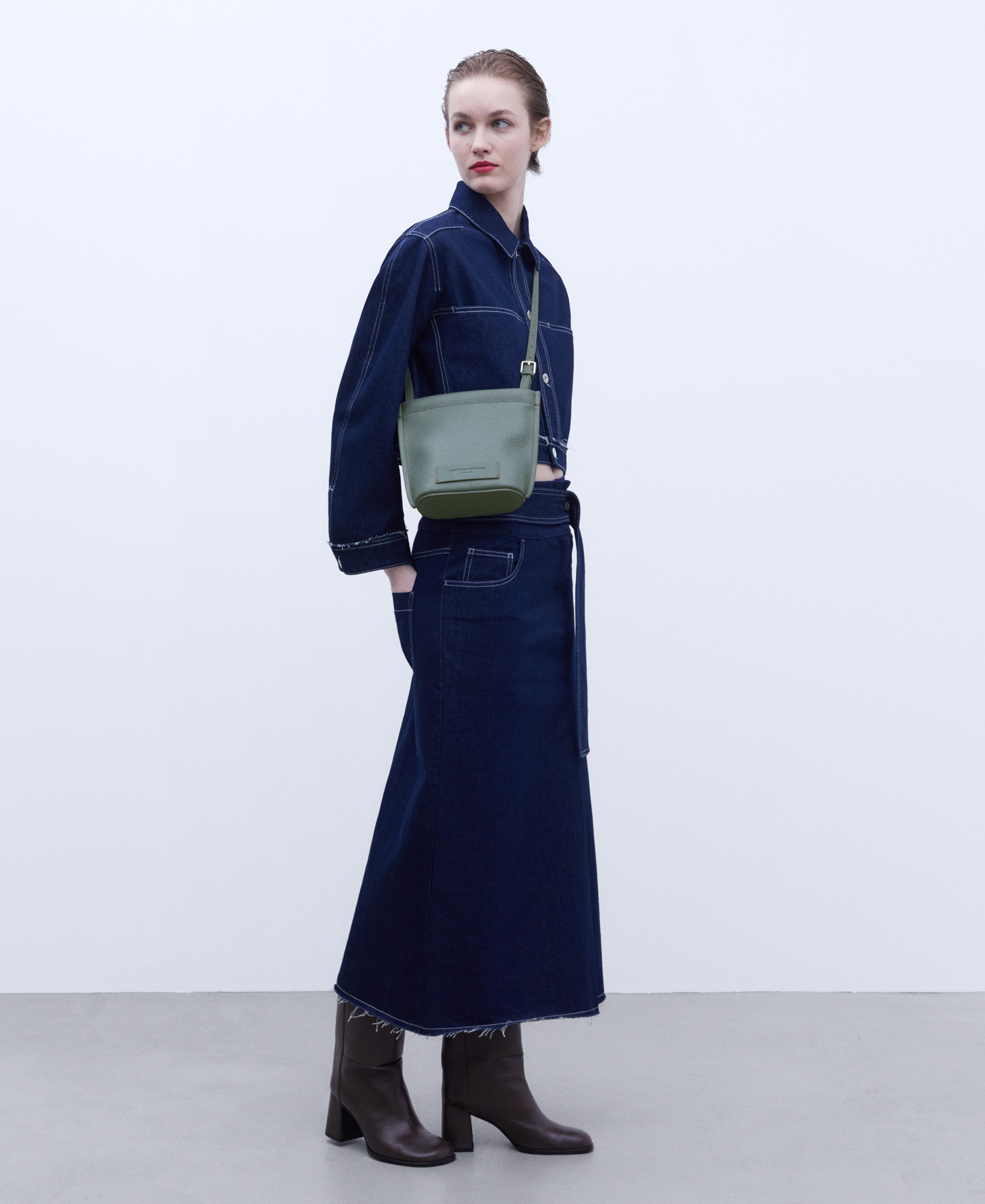 Grain textured small shoulder bag image number 4