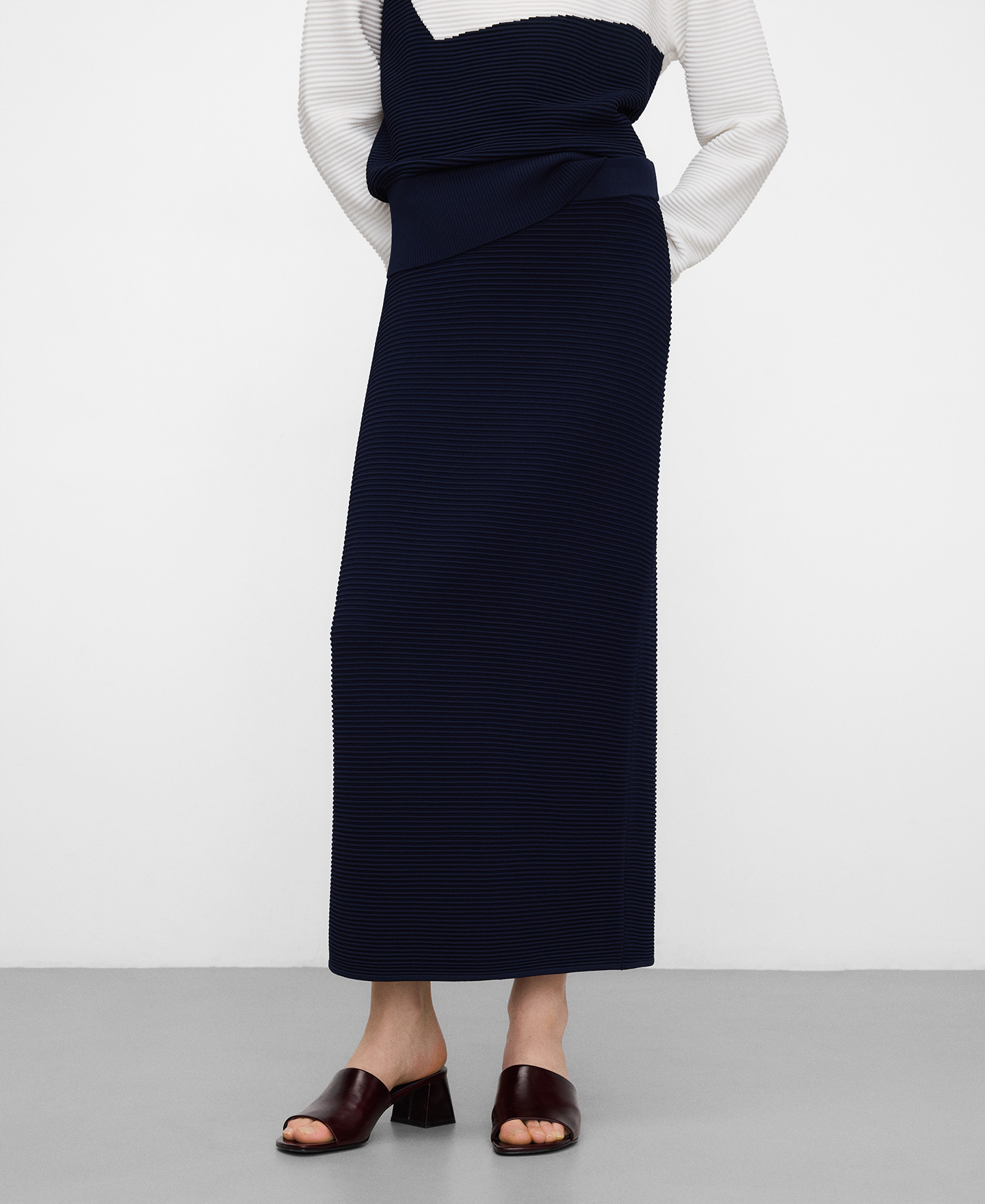 Structured knit pencil skirt image number 0