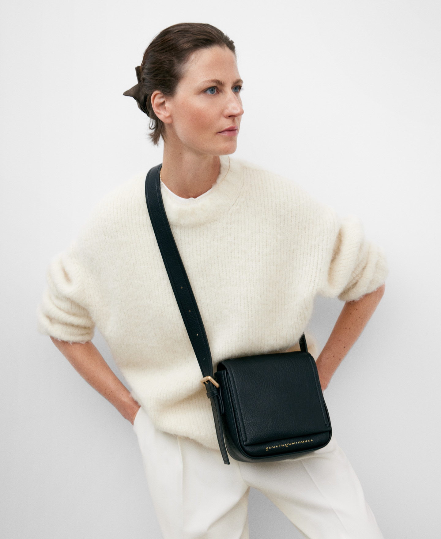 Small shoulder bag in grain texture image number 4