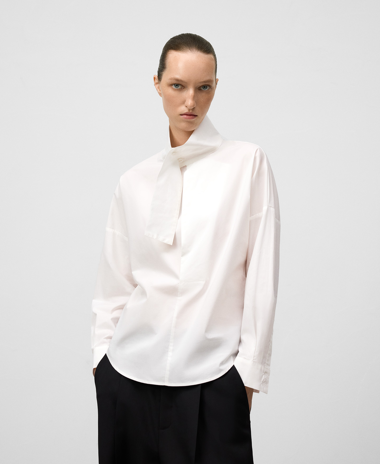Camisa cuello tira algodón mujer image number 0