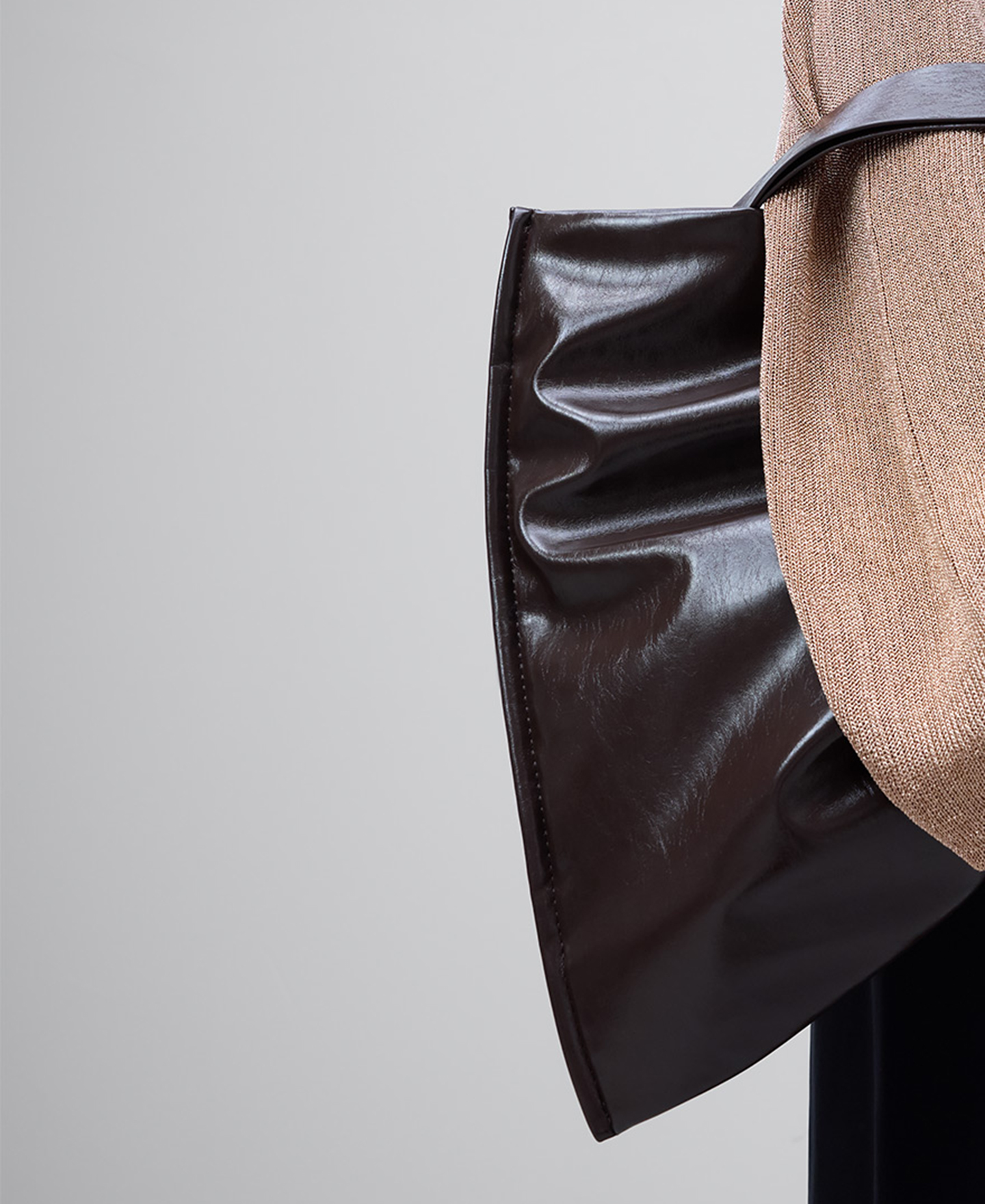 Leather-Non-Leather maxi shopper woman image number 4