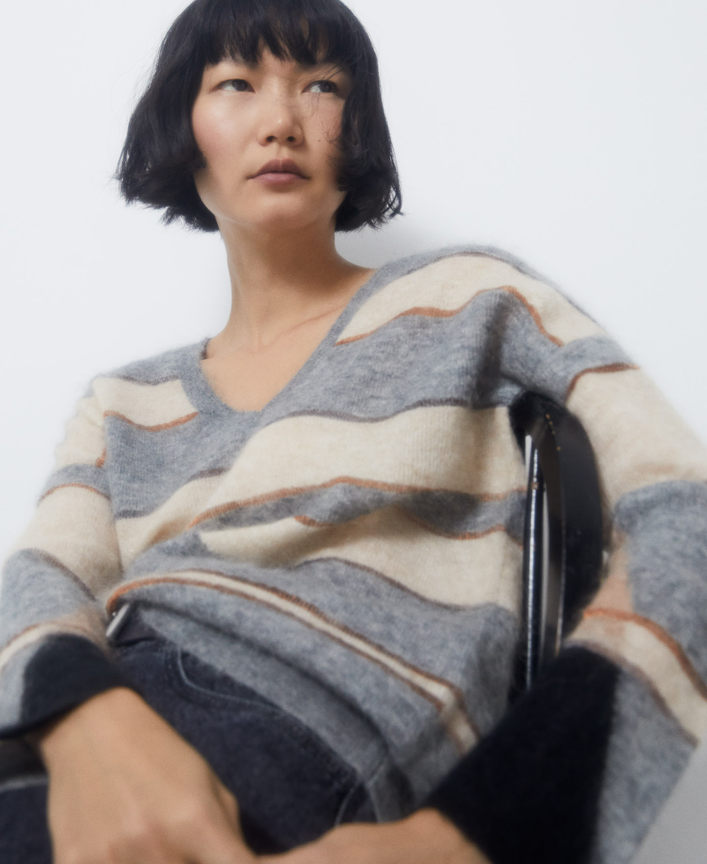 V-neck mohair knitted sweater image number 4